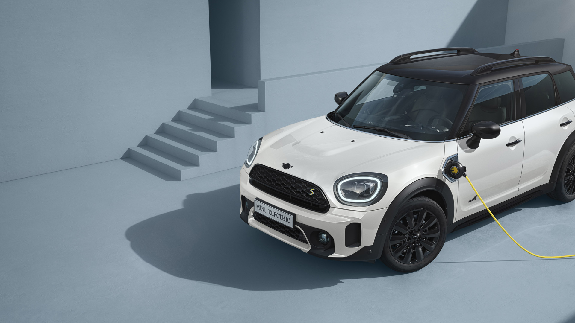 MINI Countryman Hybrid – stranski pogled – srebrna in rumena