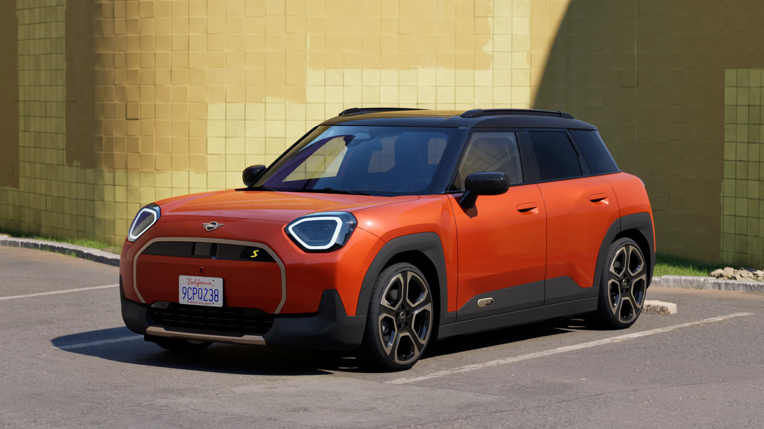 Popolnoma električni MINI Aceman – modelna polica – ozadje
