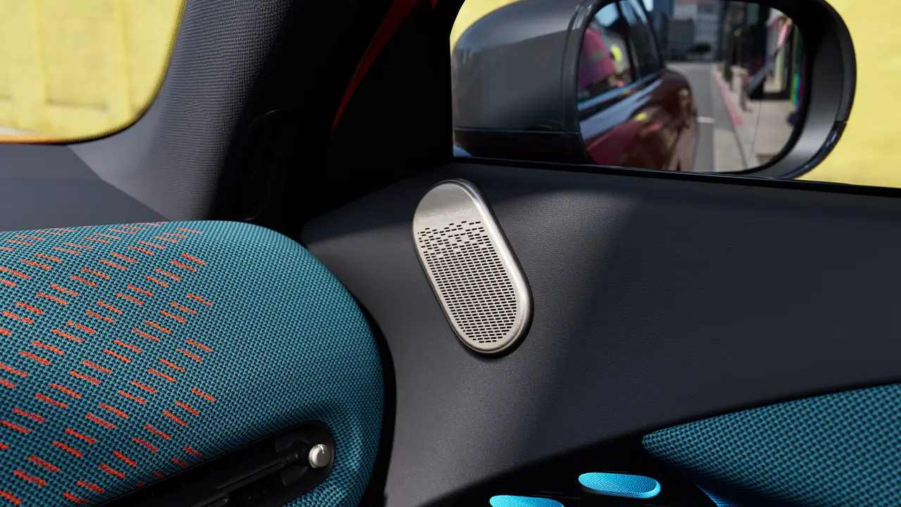 Podroben pogled na zvočnik Harman Kardon popolnoma električnega MINI Aceman