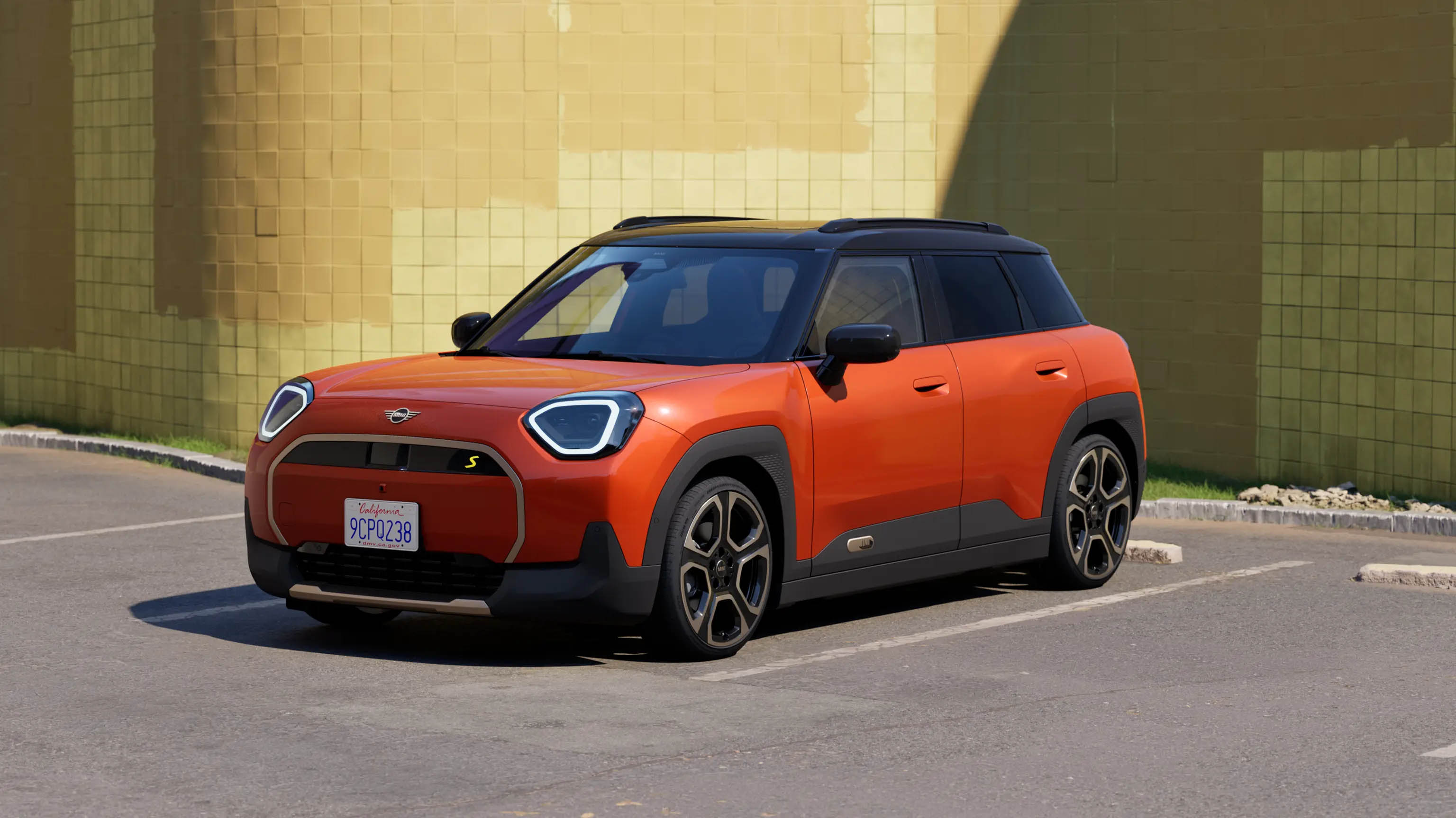 Popolnoma električni MINI Aceman – pokukajte – videoposnetek