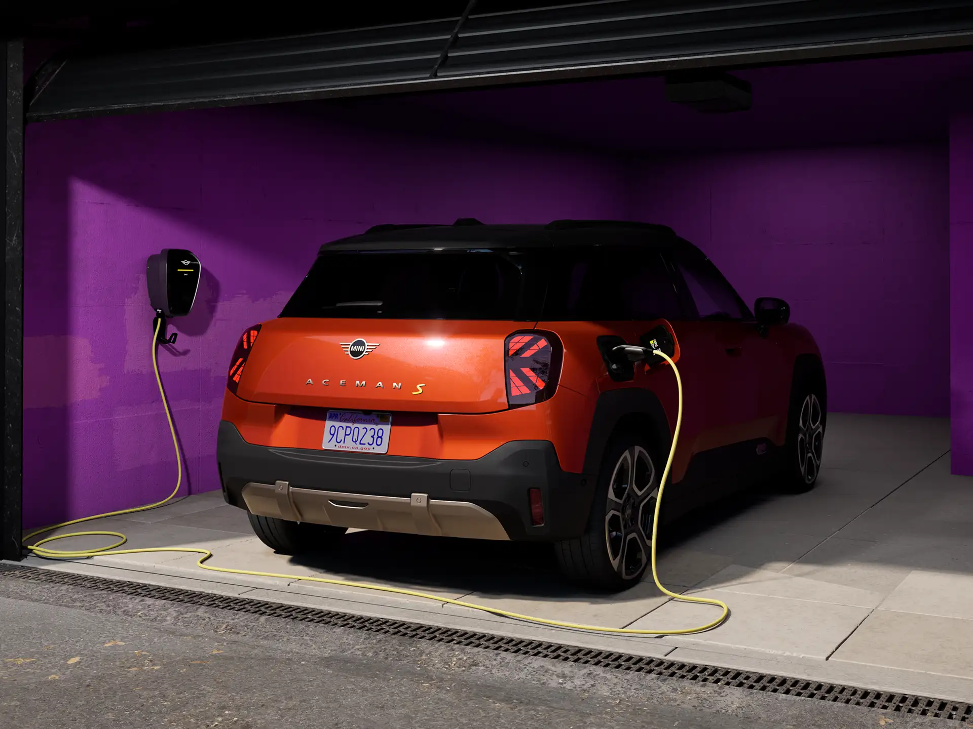 Popolnoma električni MINI Aceman – polnjenje doma