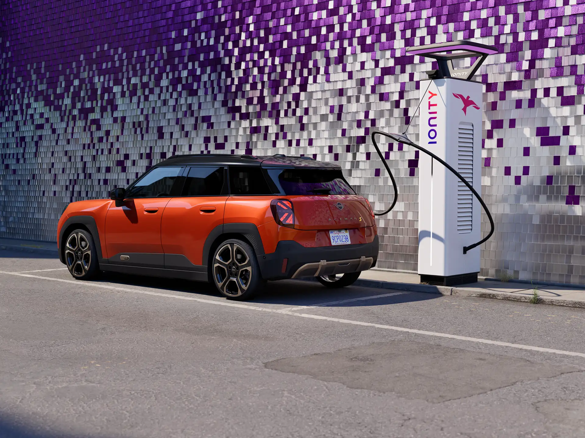 Popolnoma električni MINI Aceman – polnjenje v javnosti