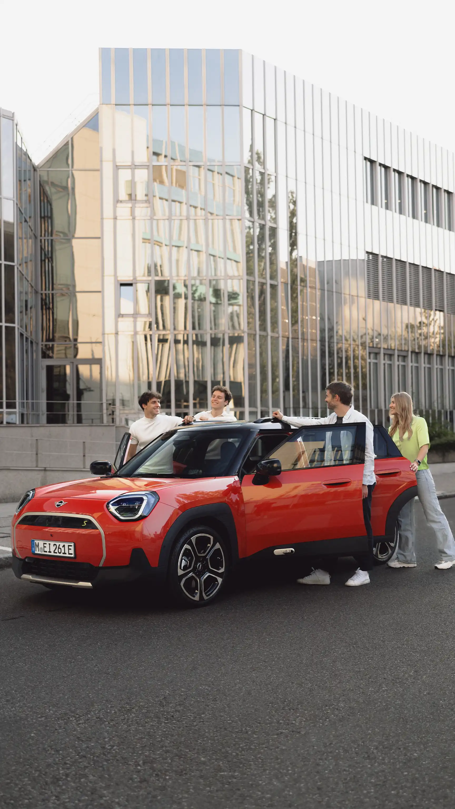 Popolnoma električni MINI Aceman – prijatelji