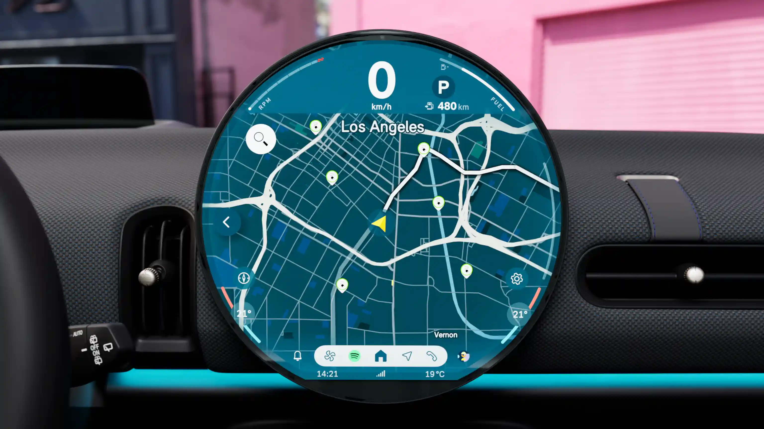 Video zaslona MINI Cooper z navigacijo in upravljalnimi elementi