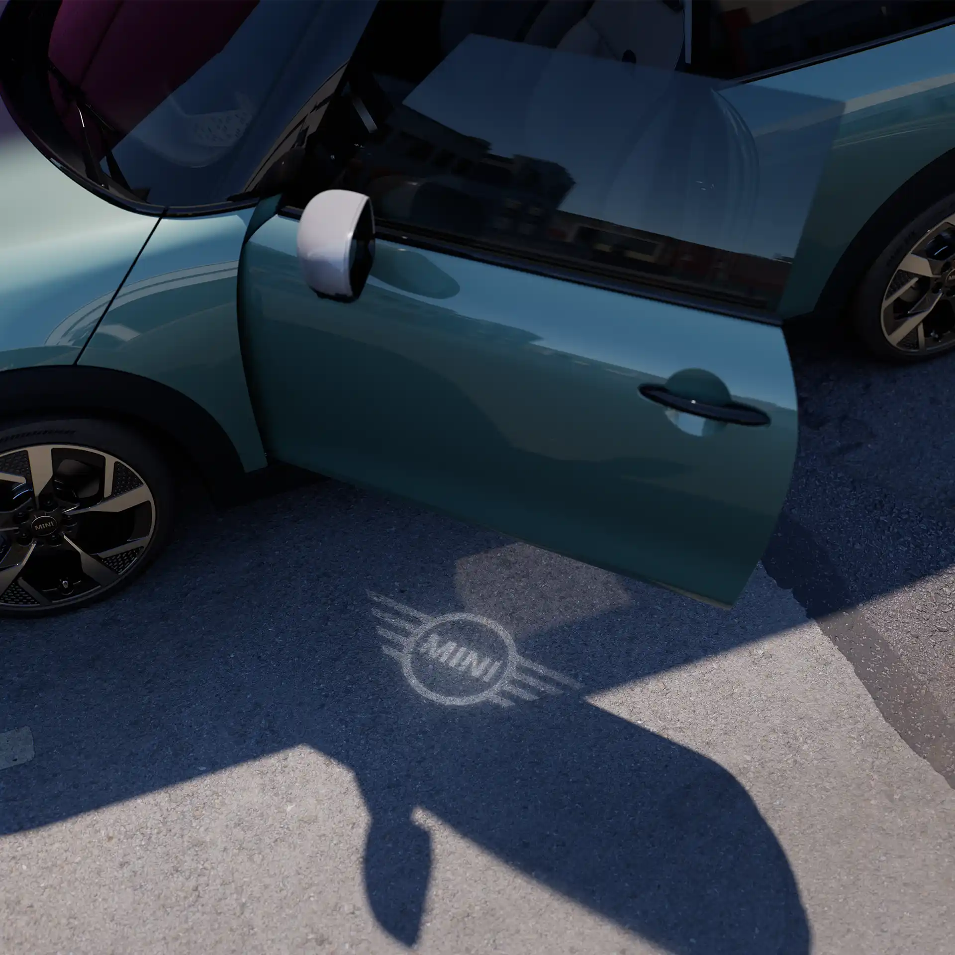 MINI Cooper 3-vratni – projekcija na vratih