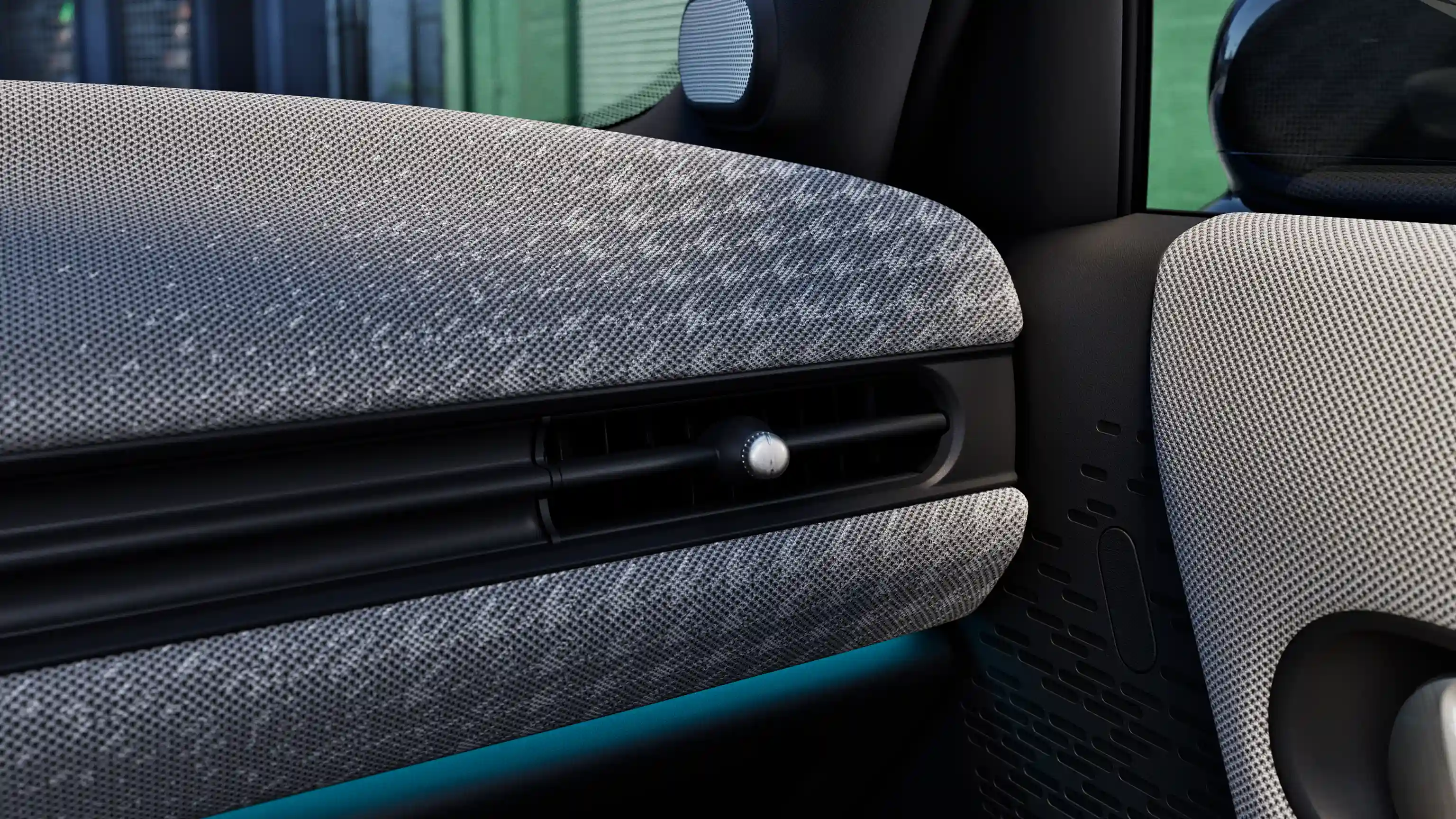 Podroben pogled na armaturno ploščo MINI Cooper s 5 vrati z ambientalno osvetlitvijo v modri barvi