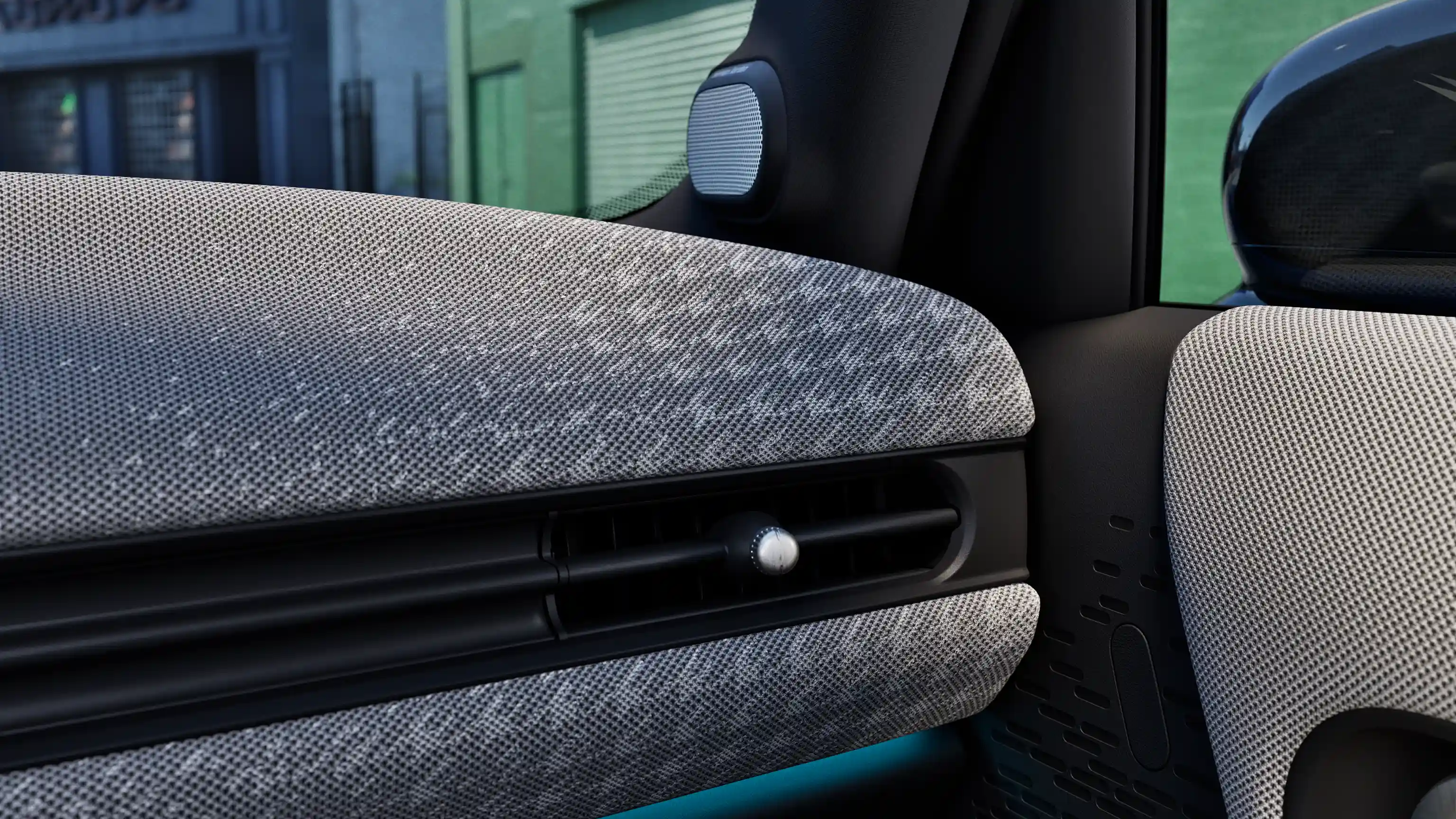 Podroben pogled na armaturno ploščo MINI Cooper s 5 vrati z ambientalno osvetlitvijo v modri barvi