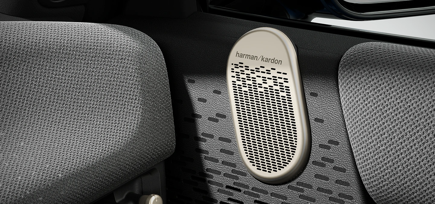 Bližnji pogled na zvočni sistem MINI Harman Kardon Surround Sound.