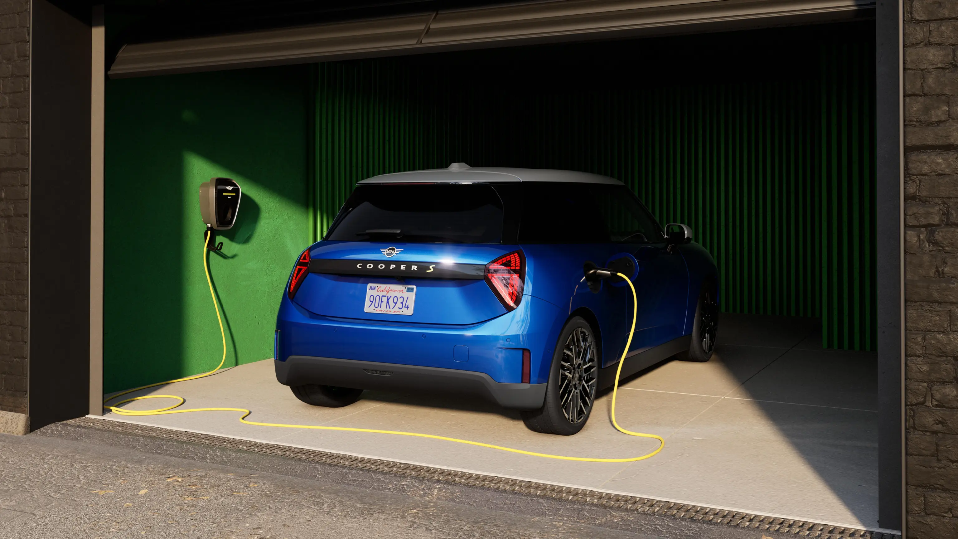 Popolnoma električni MINI Cooper – garaža