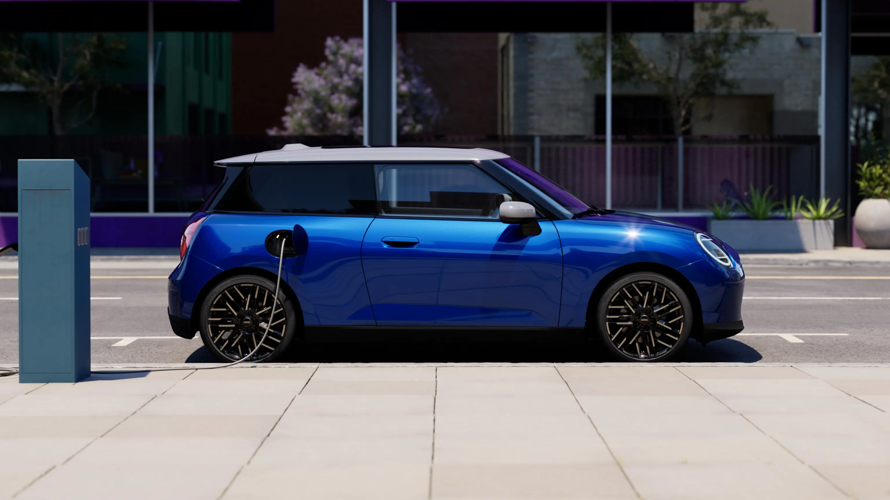 Popolnoma električni MINI Cooper – pogled s strani