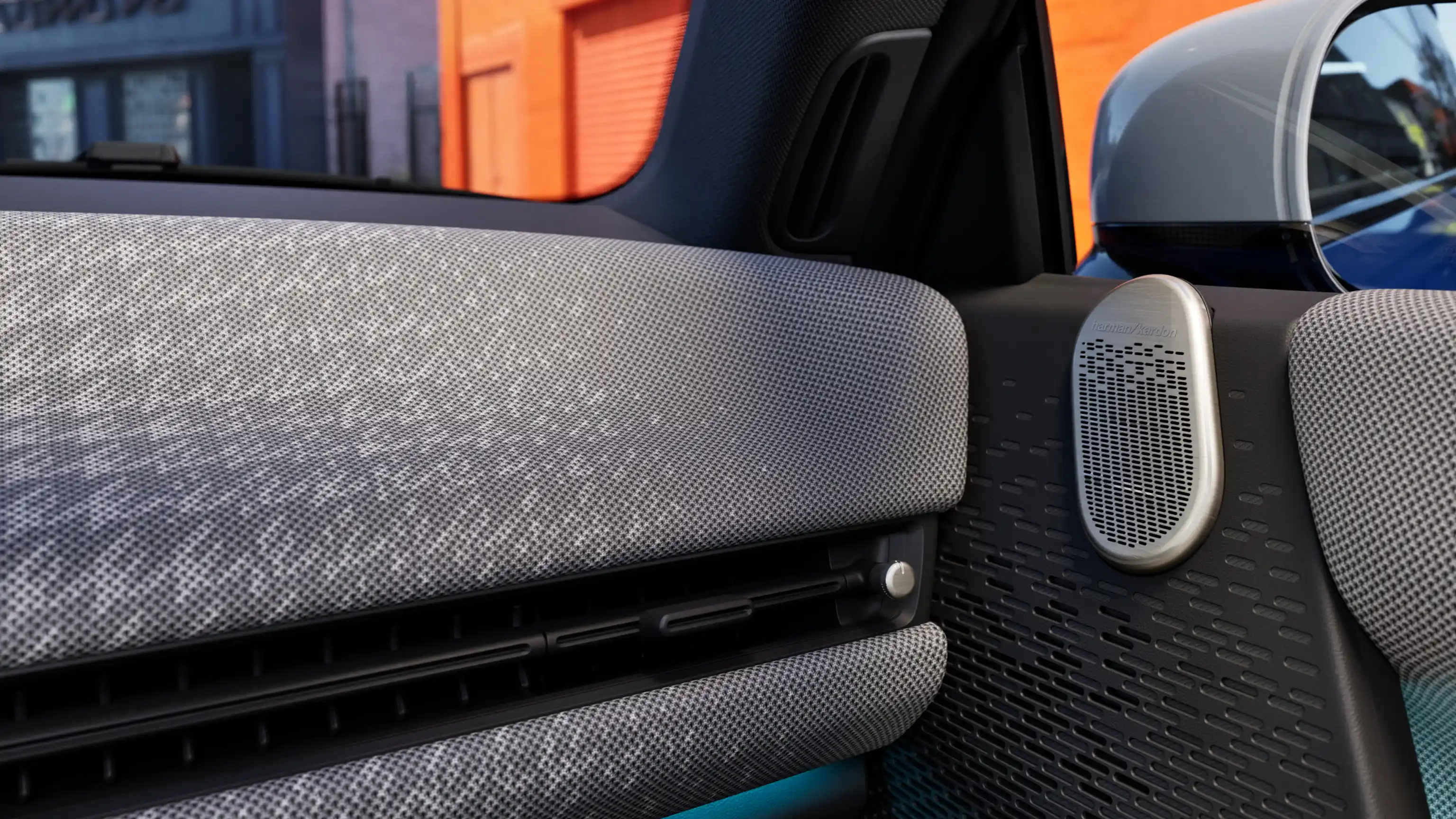 Podroben pogled na armaturno ploščo popolnoma električnega MINI Cooper v sivi barvi