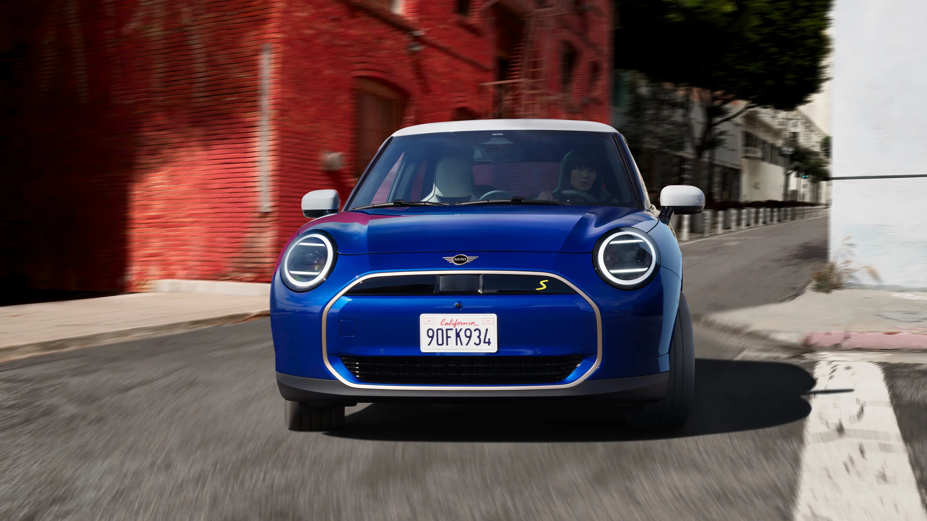 Popolnoma električni MINI Cooper – pogled od spredaj