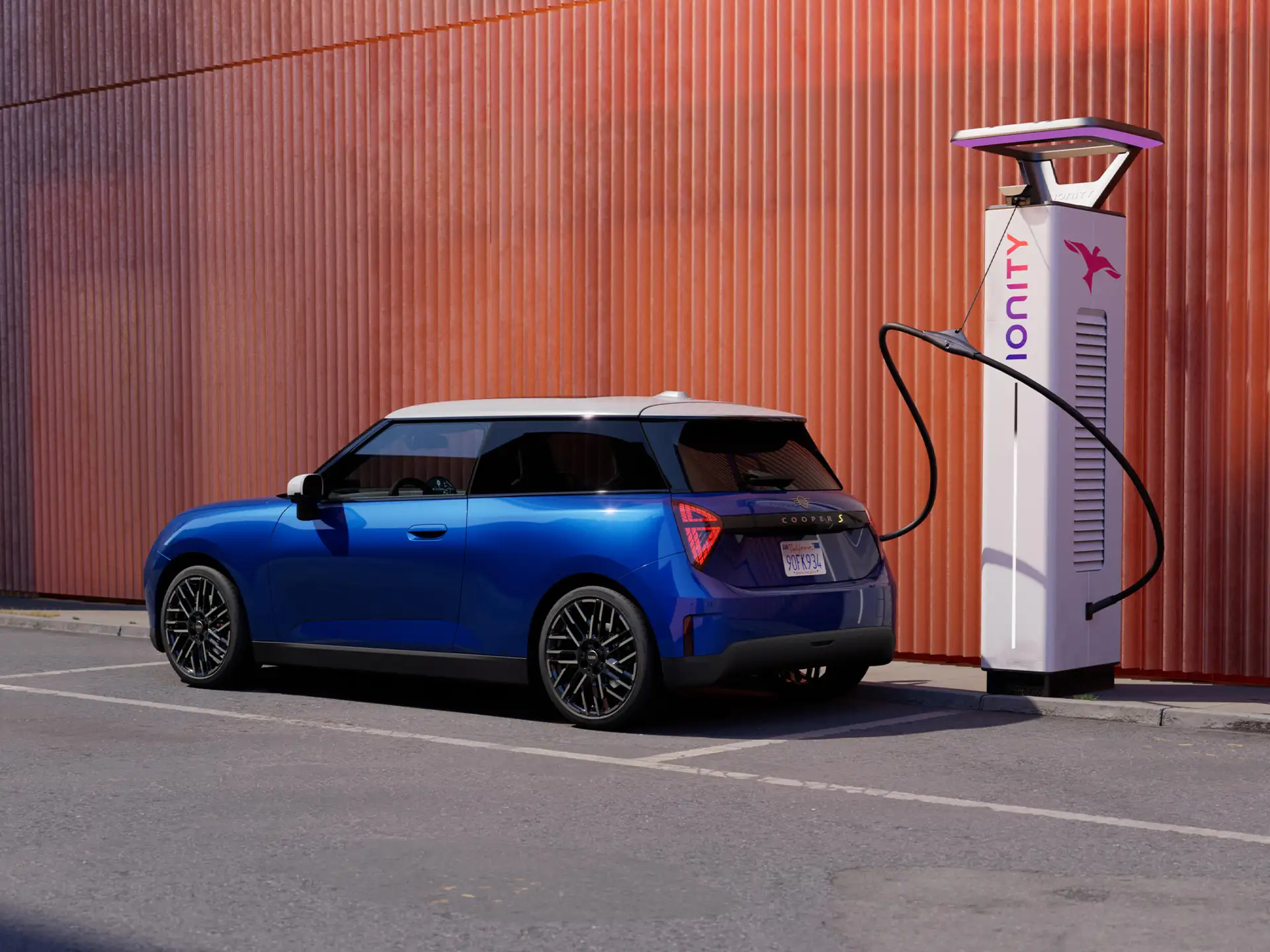 Popolnoma električni MINI Cooper – polnjenje v javnosti