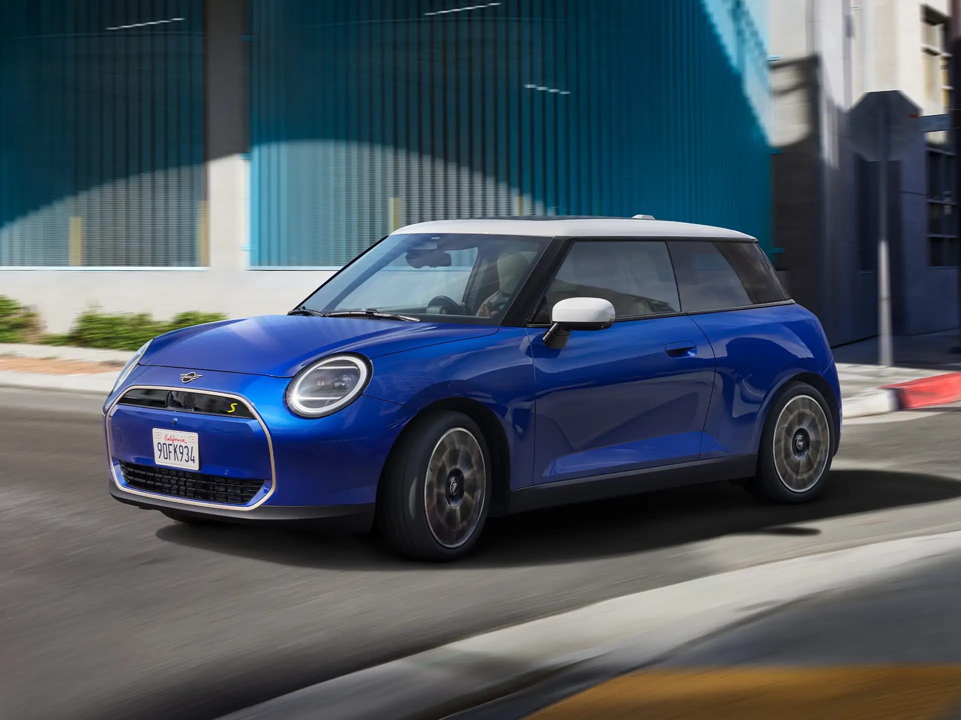 Popolnoma električni MINI Cooper – v ospredju 