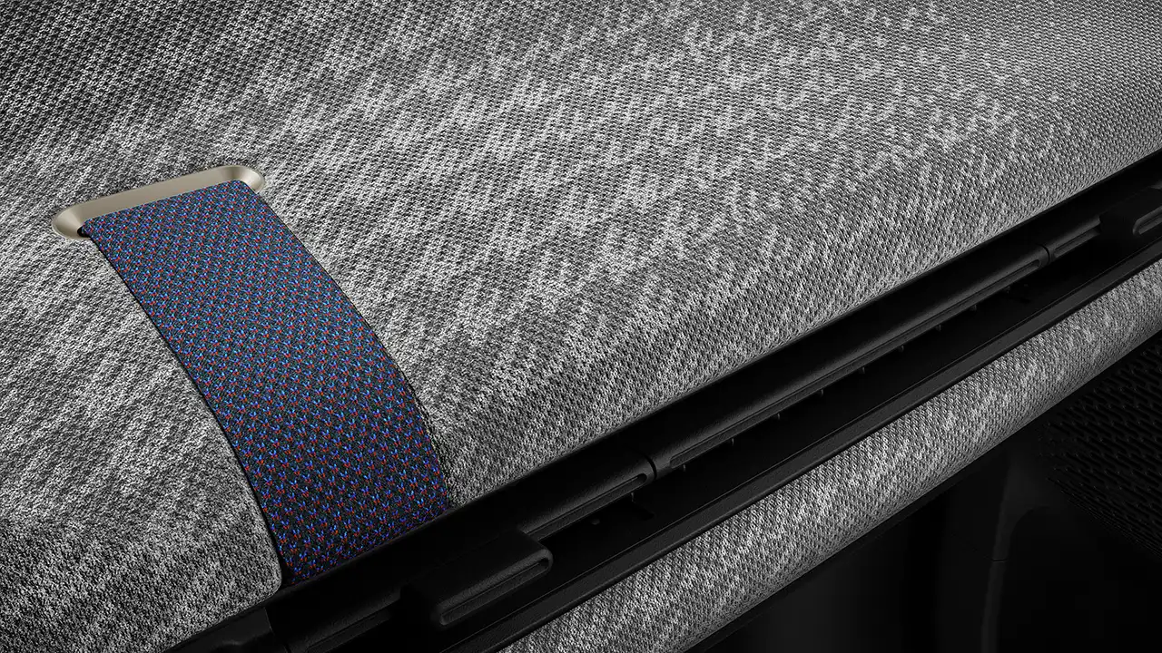 Pogled na armaturno ploščo popolnoma električnega MINI Cooper v sivi in ​​beli barvi