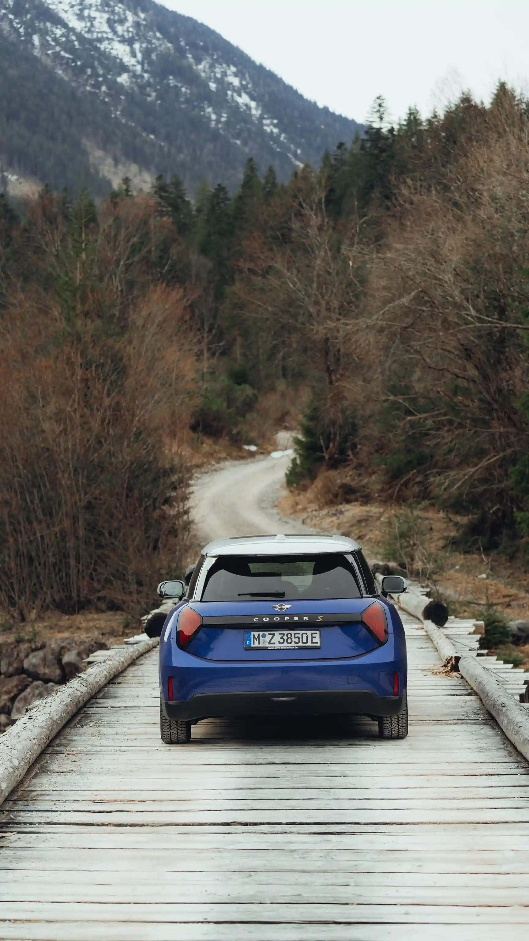 Popolnoma električni MINI Cooper – pogled od zadaj