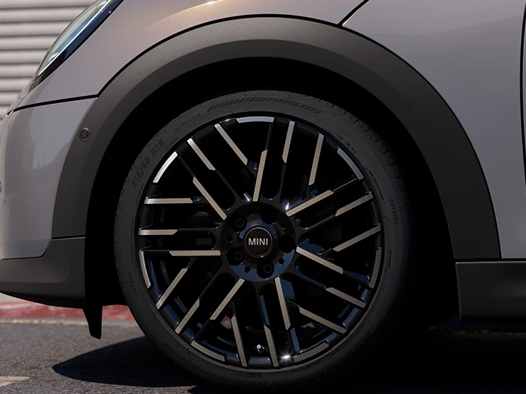 Bližnji pogled na MINI Cooper Cabrio v barvi Copper Grey z dvobarvnimi platišči Night Flash Spoke.