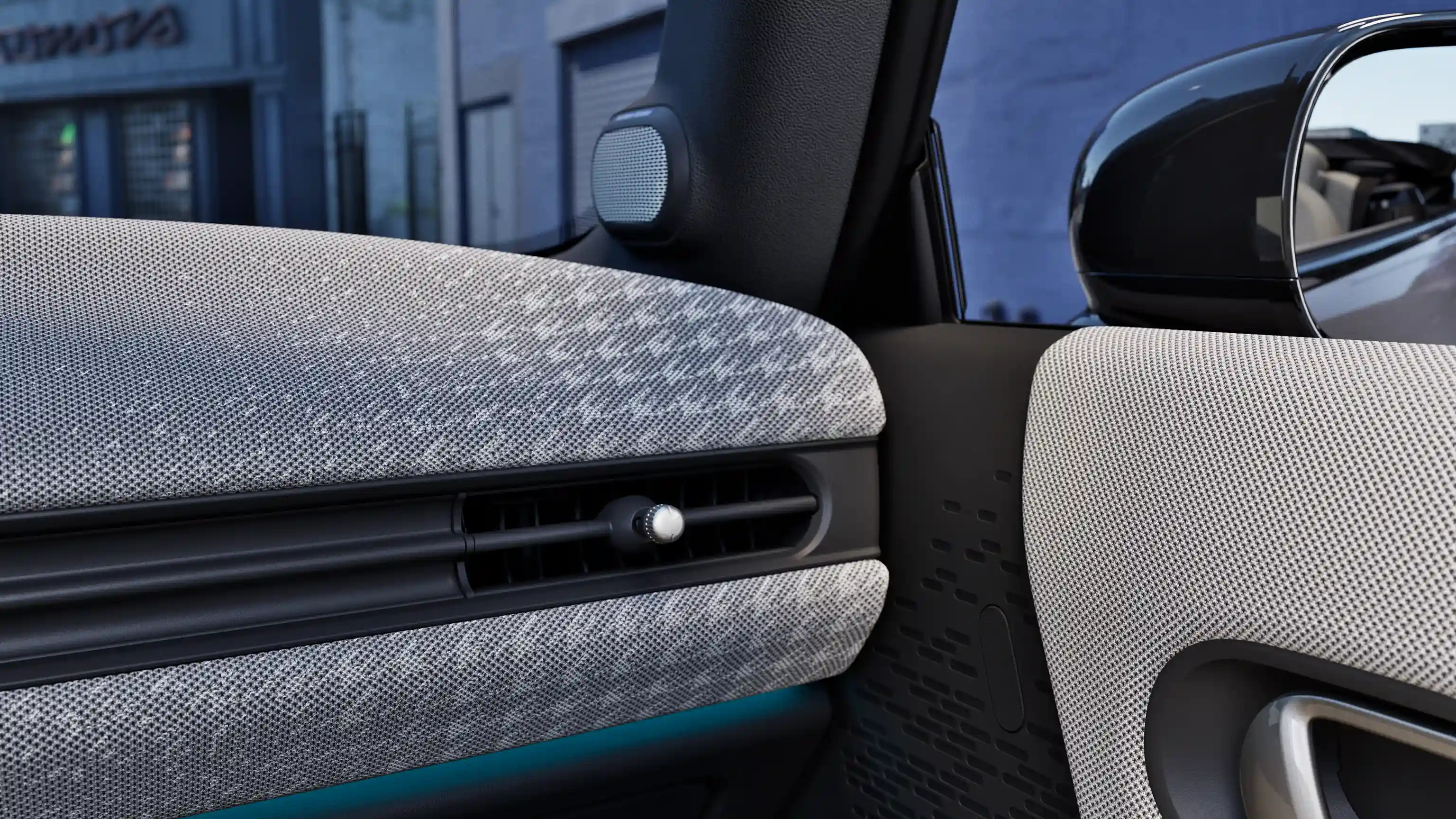 Podroben pogled na armaturno ploščo MINI Cooper Cabrio z osvetlitvijo notranjosti