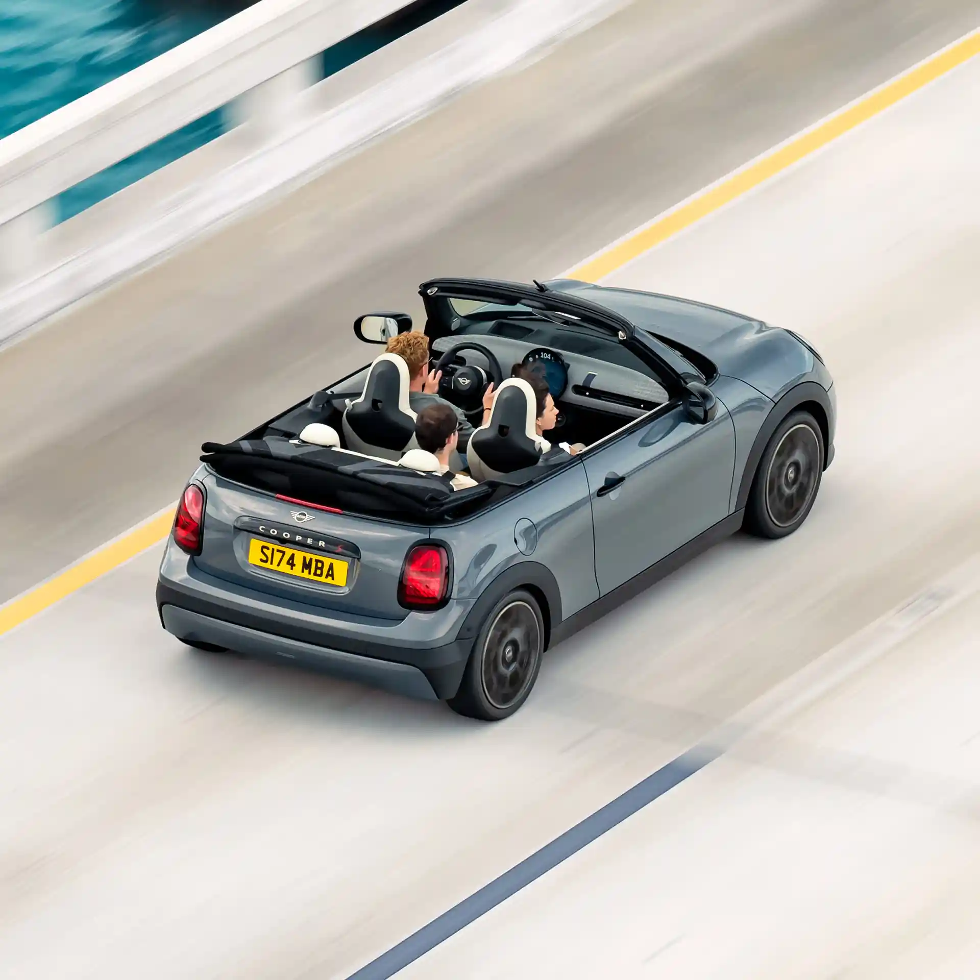 Pogled od zadaj na MINI Cooper Cabrio med vožnjo po ulici