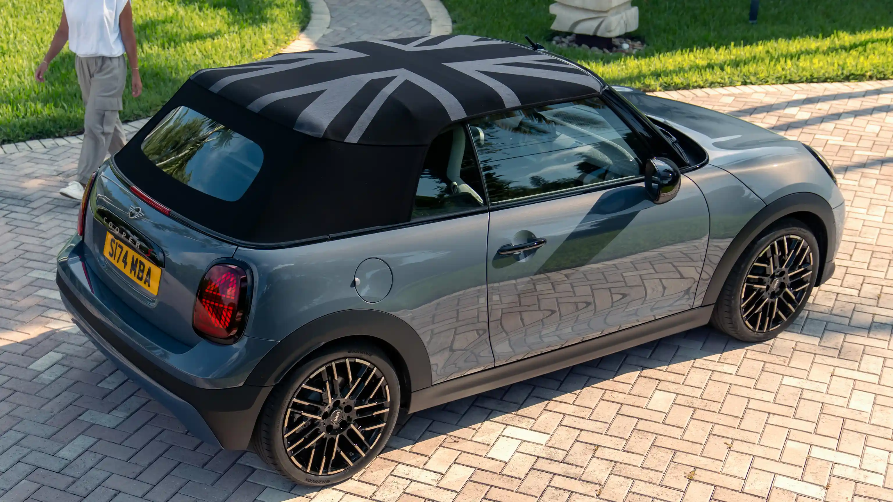 Pogled od zgoraj na MINI Cooper Cabrio v barvi Copper Grey s streho MINI Yours
