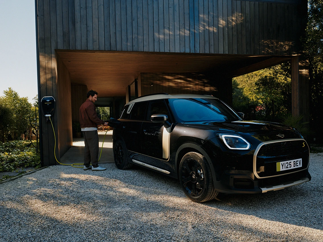 Popolnoma električni MINI Countryman – video