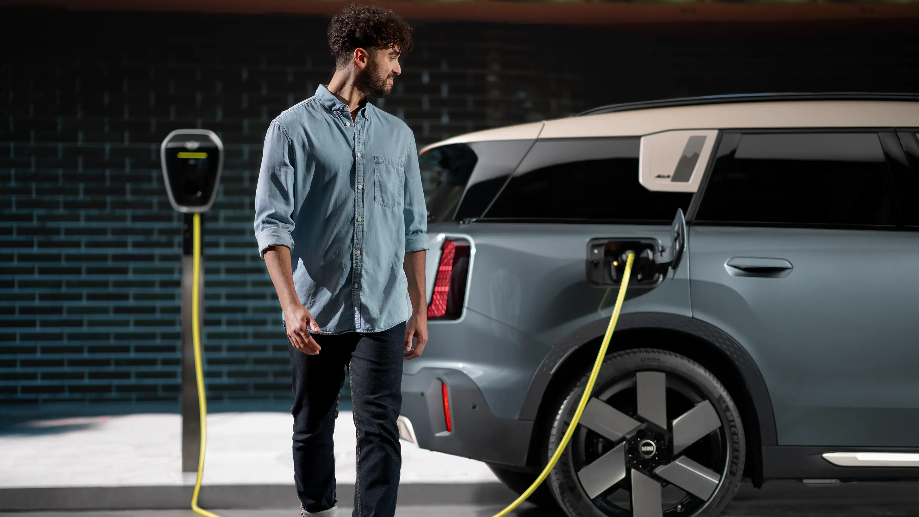 Popolnoma električni MINI Countryman – električno vozilo