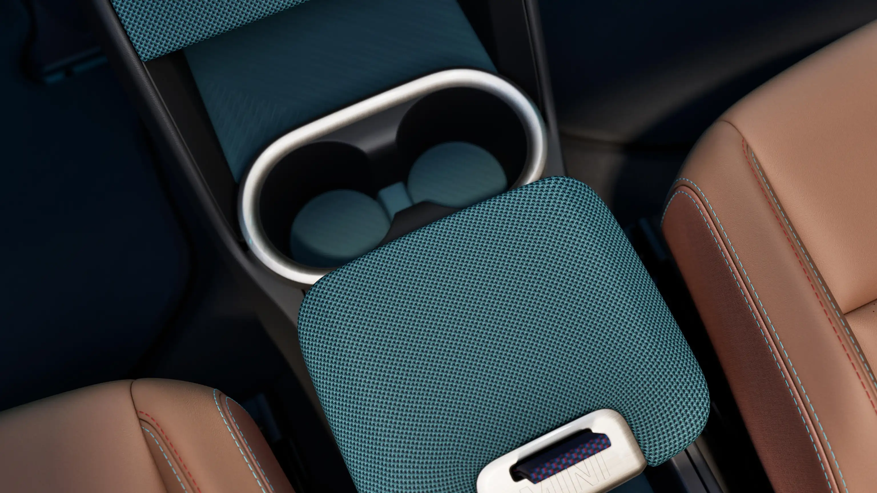 Pogled od zgoraj na armaturno ploščo popolnoma električnega MINI Countryman