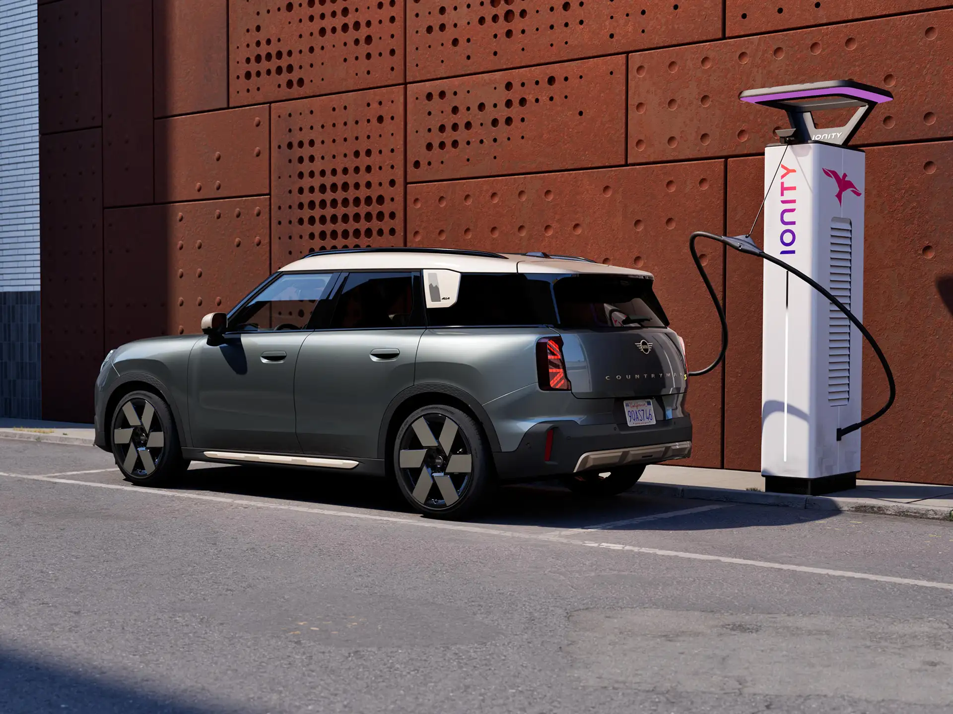 Popolnoma električni MINI Countryman – polnjenje v javnosti