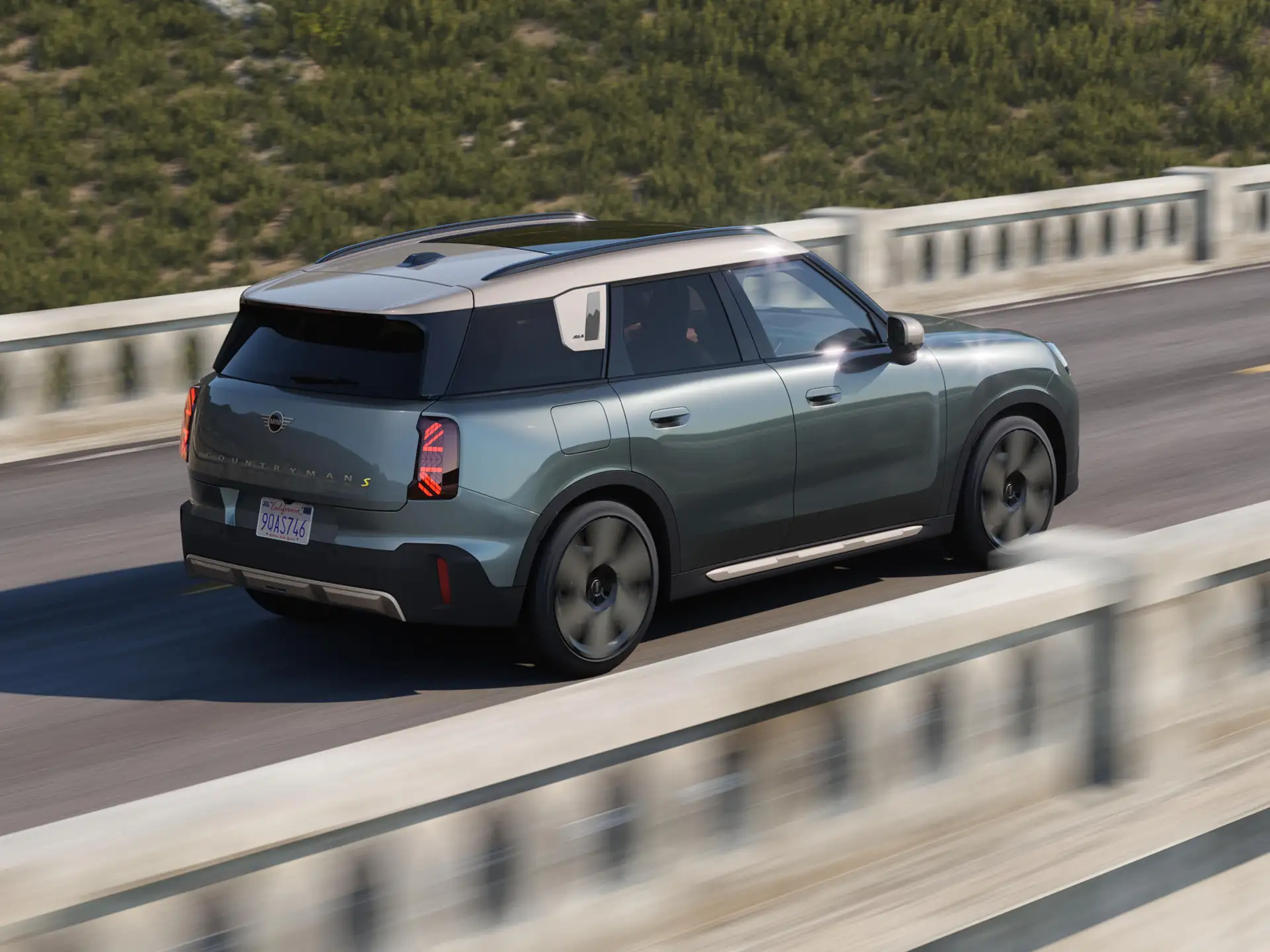  Popolnoma električni MINI Countryman – v ospredju