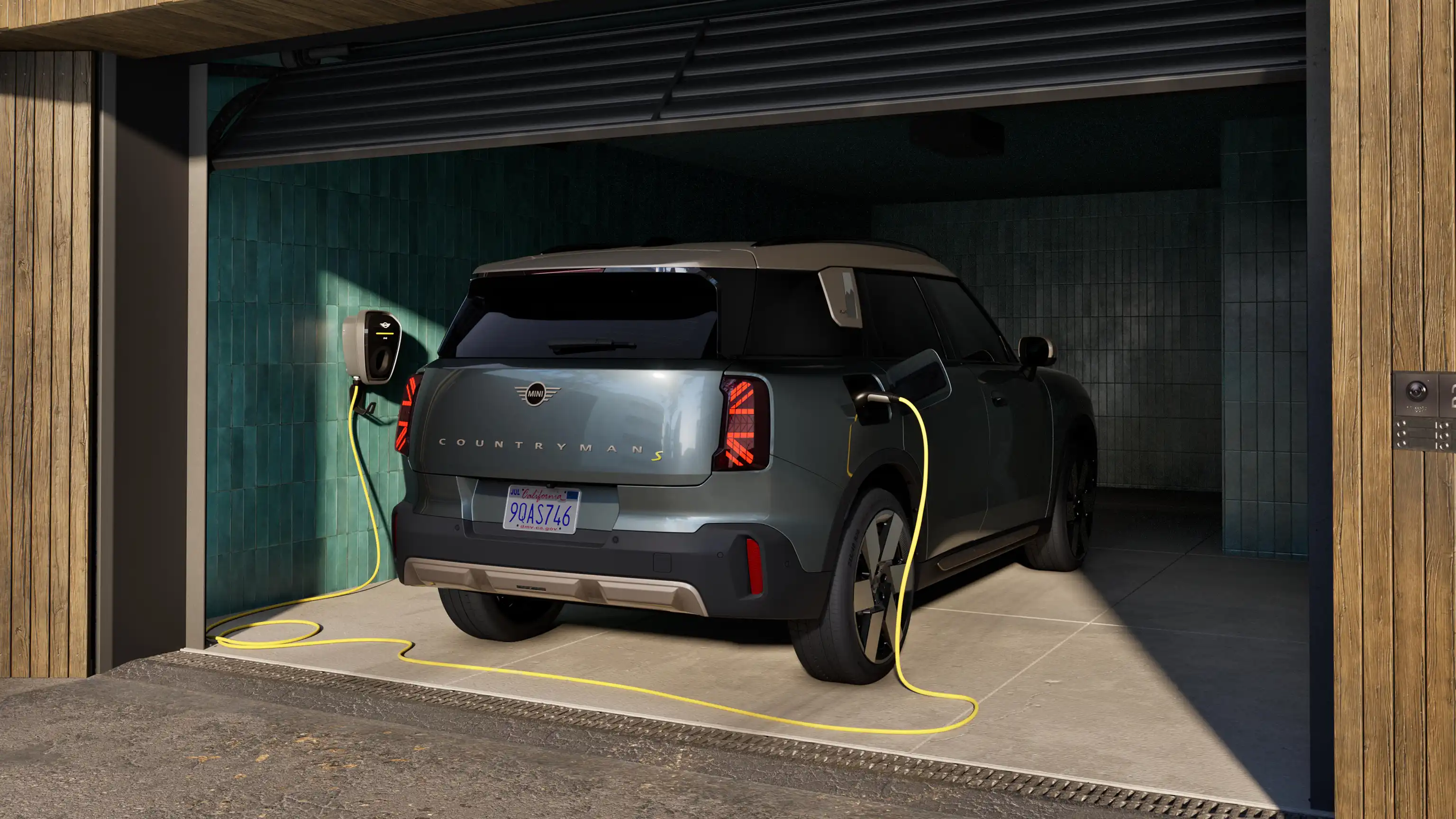 Popolnoma električni MINI Countryman – garaža