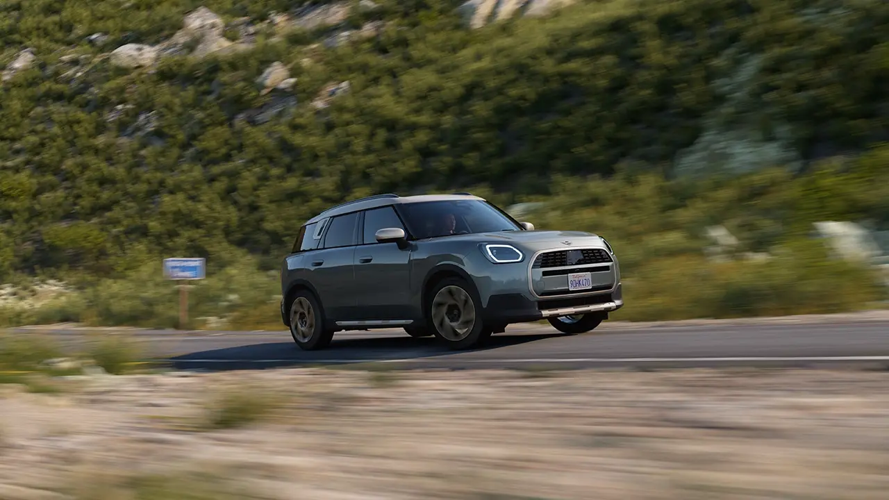 Pogled na terensko vožnjo MINI Countryman v barvi Smokey Green in v slogu Favoured