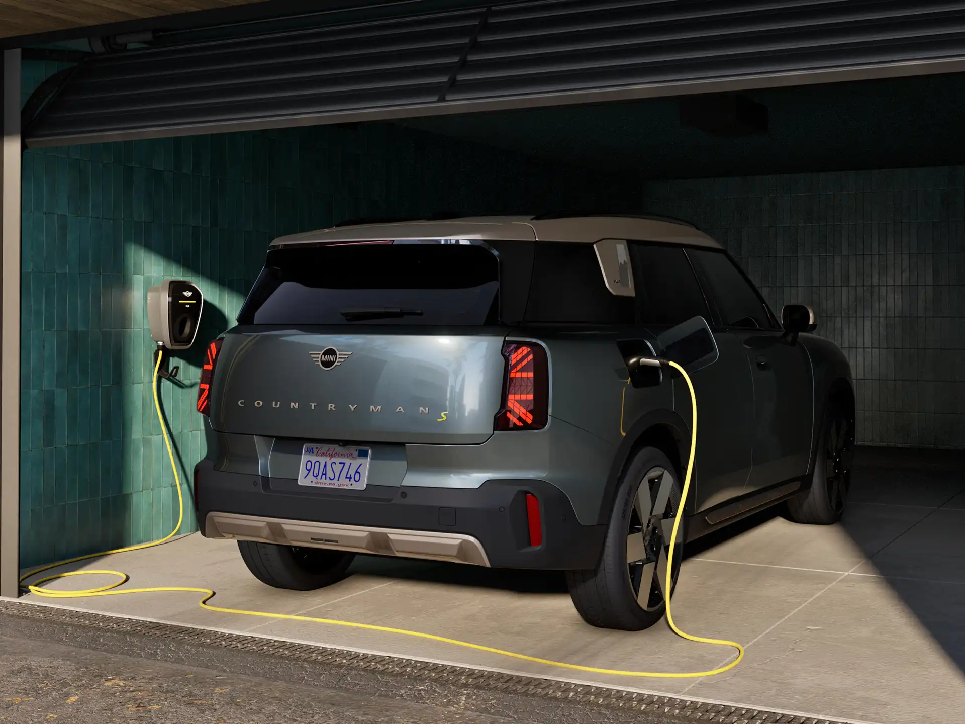 Popolnoma električni MINI Countryman – garaža