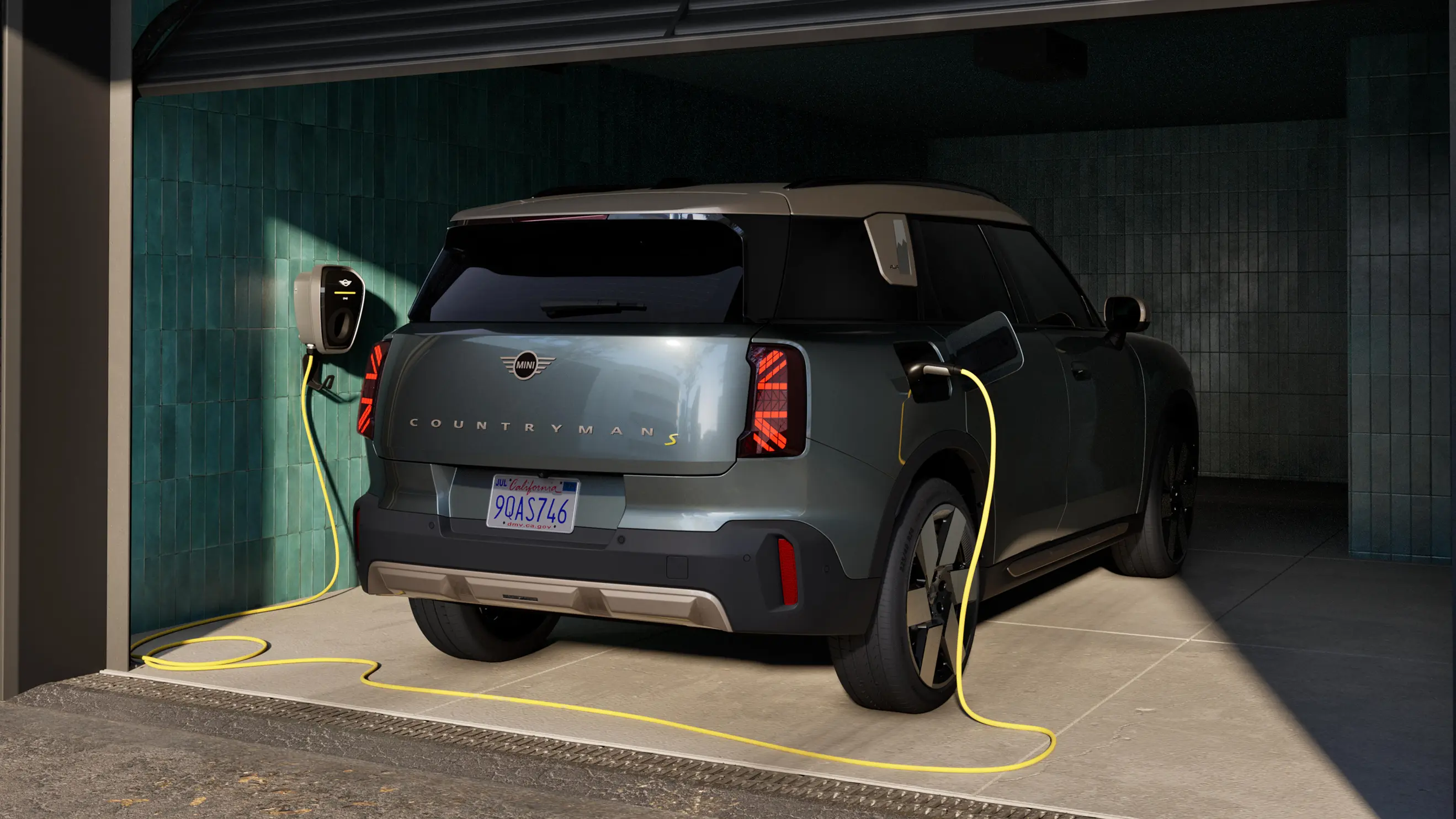 Popolnoma električni MINI Countryman – garaža