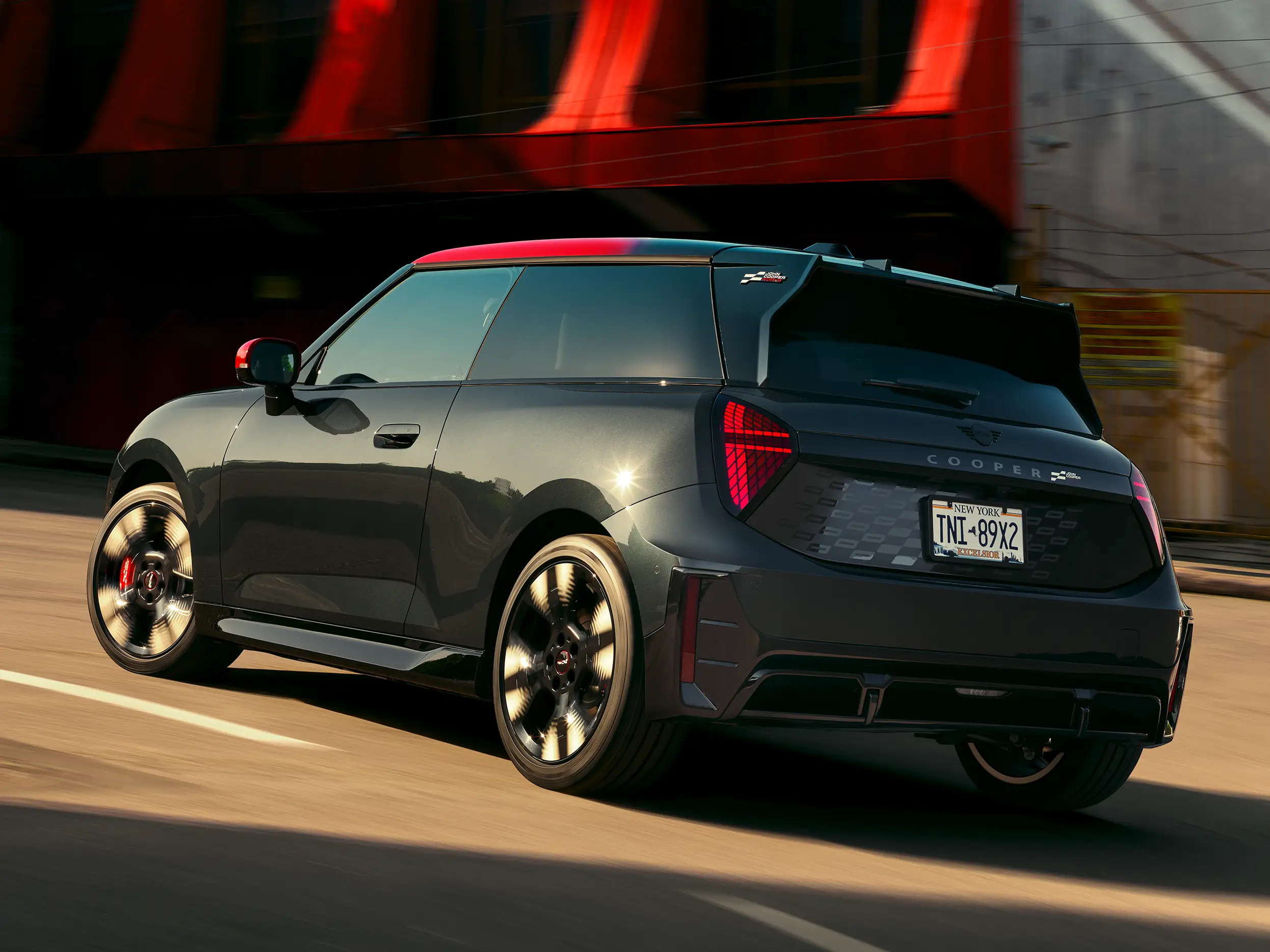 MINI John Cooper Works – pogled od spredaj na J01 JCW