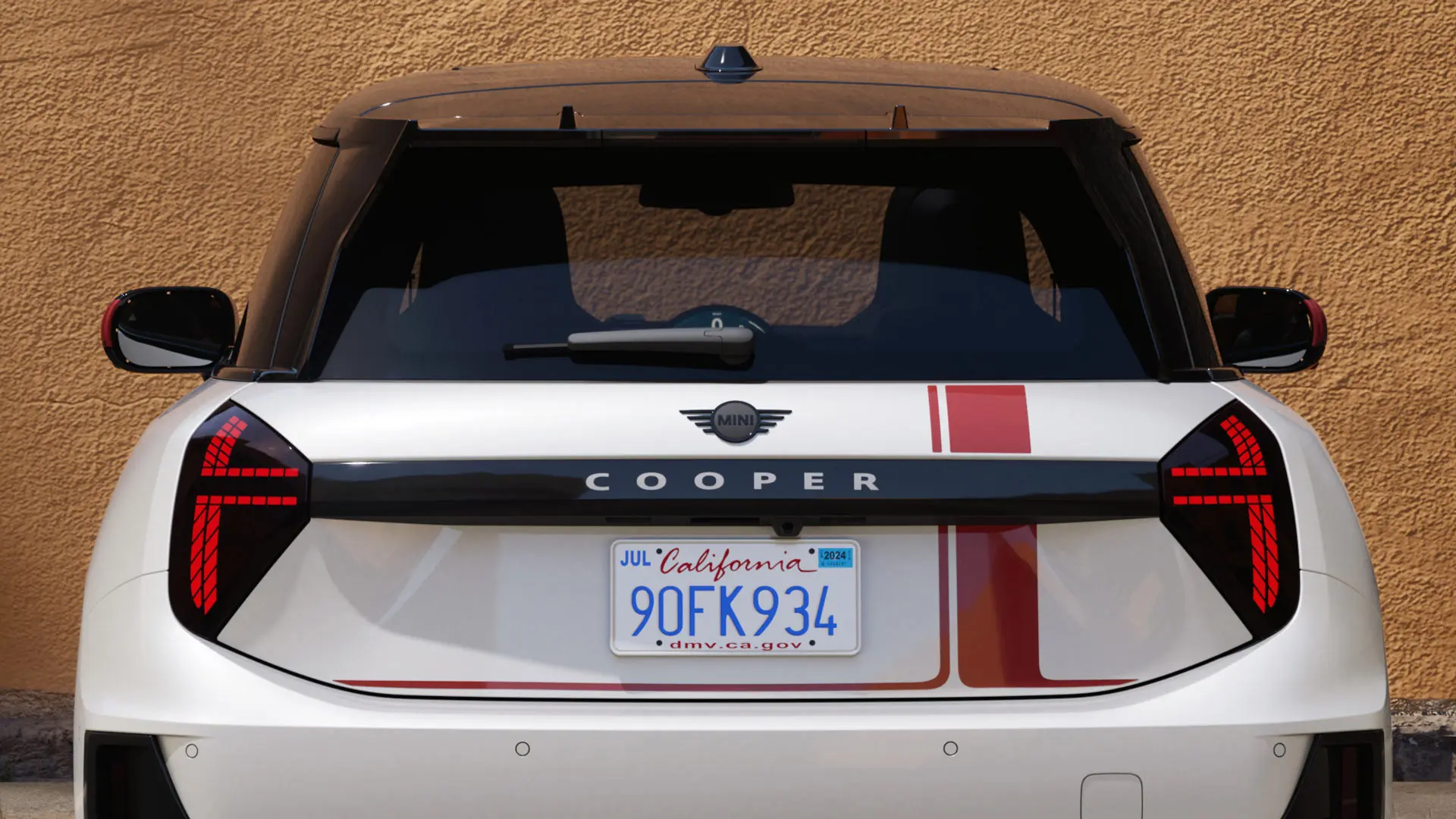 MINI Cooper s tremi vrati z nalepkami MINI John Cooper Works v barvi Chili Red – pogled od zadaj. 