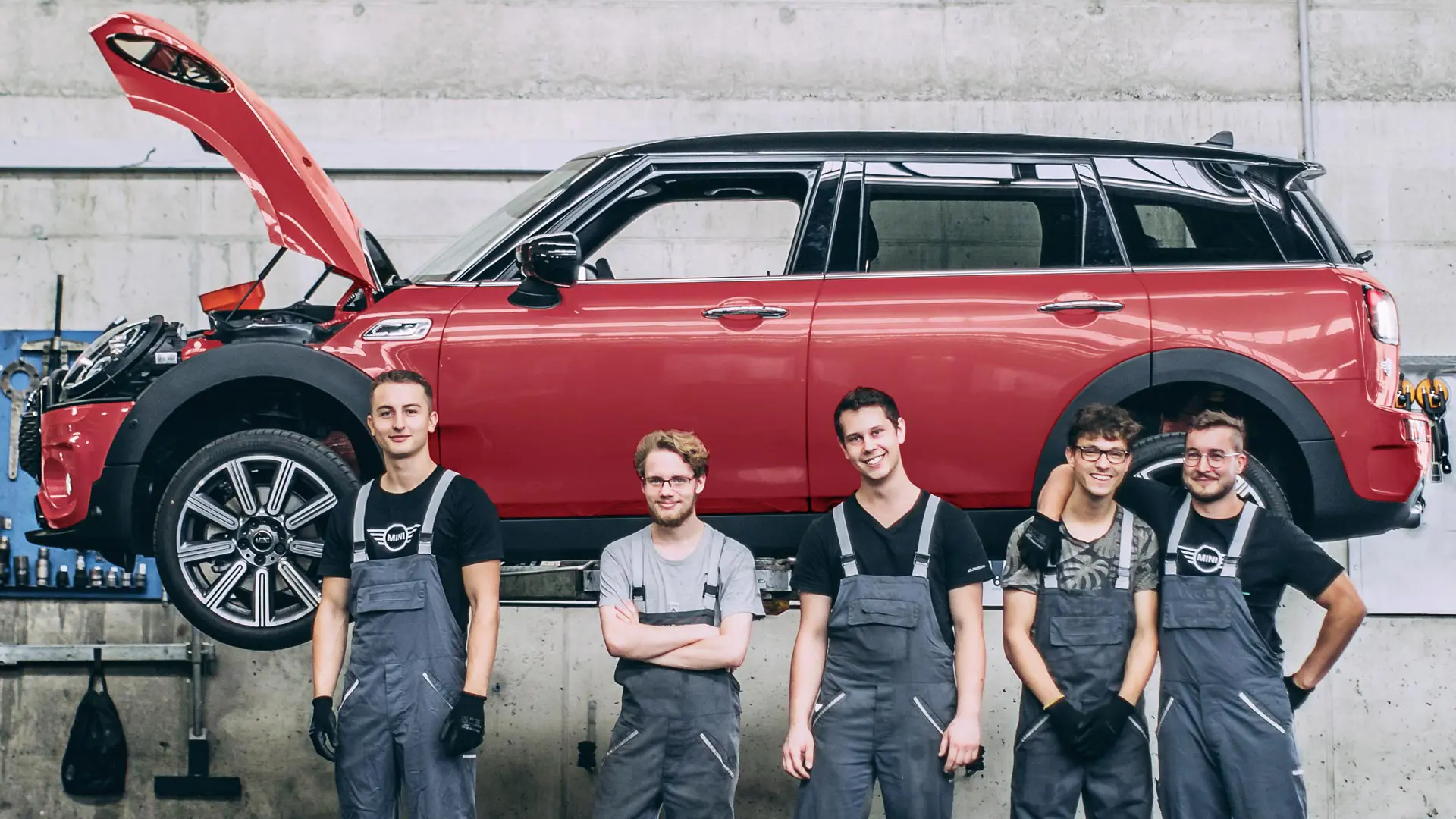 MINI Service Inclusive — tehniki MINI stojijo pred modelom MINI Countryman Cooper.
