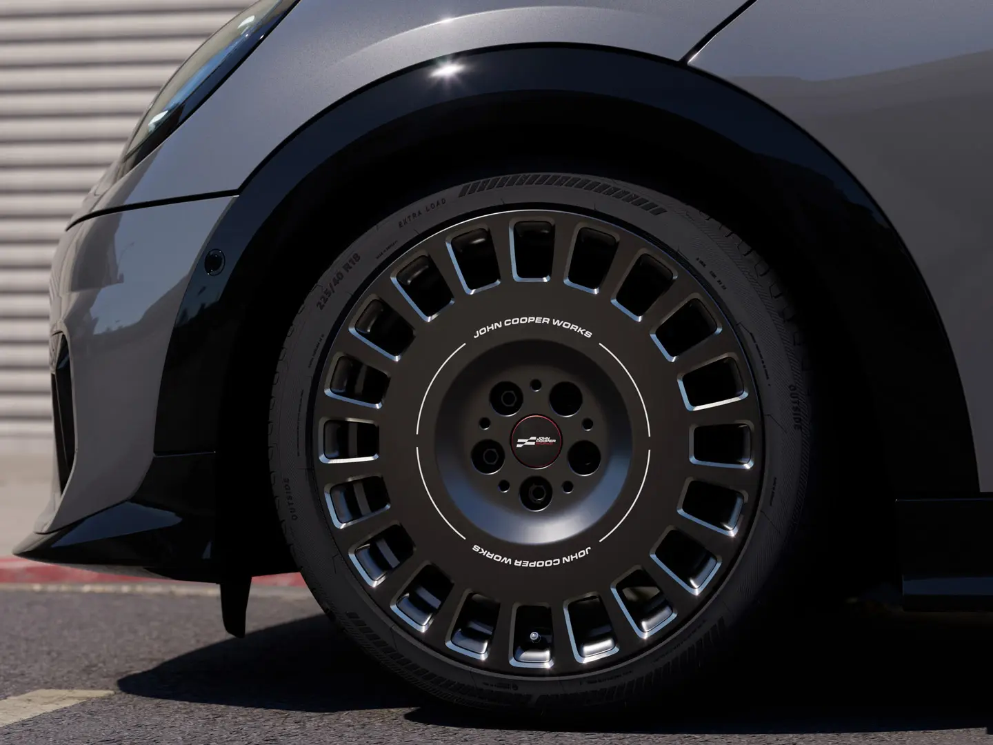 Pogled od blizu na diamantno obdelan poudarek na 18-palčnem kolesu MINI JCW Rallye Spoke 964 v barvi Frozen Midnight Grey. 