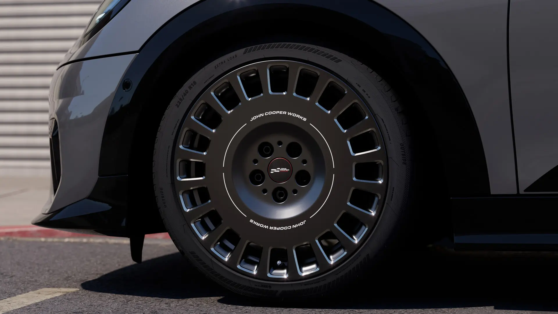 Pogled od blizu na diamantno obdelan poudarek na 18-palčnem kolesu MINI JCW Rallye Spoke 964 v barvi Frozen Midnight Grey. 