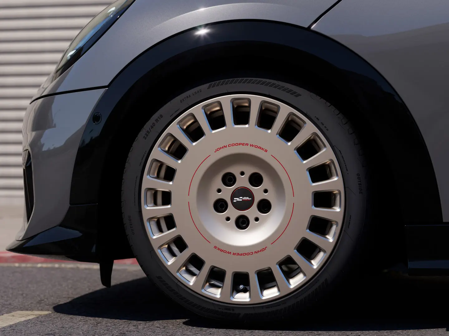 18-palčna lita kolesa MINI JCW Rallye Spoke 964 v barvi Vibrant Silver z diamantno obdelavo in homologiranimi pnevmatikami z oznako zvezdice. 