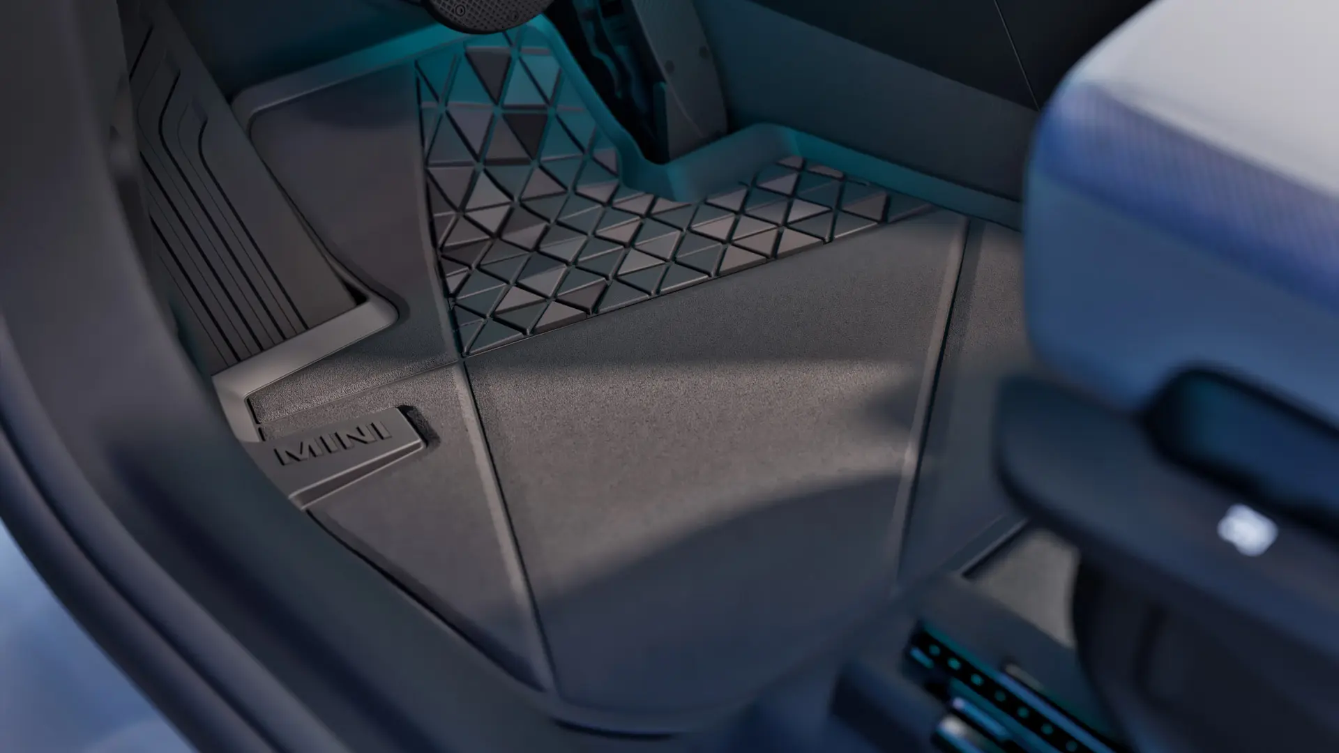 Po meri izdelan, trpežen črn predpražnik za vse vremenske razmere MINI z logotipom MINI.