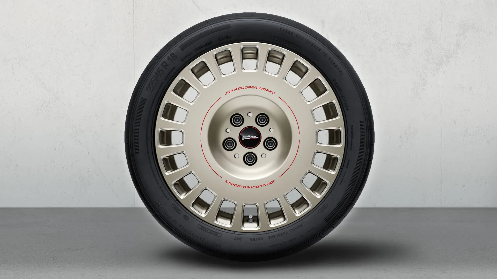 Bližnji posnetek 18-palčnega kolesa Rallye Spoke 992 za vozila JCW z dvobarvnim dizajnom v odtenku Vibrant Silver in sijajno obdelavo.