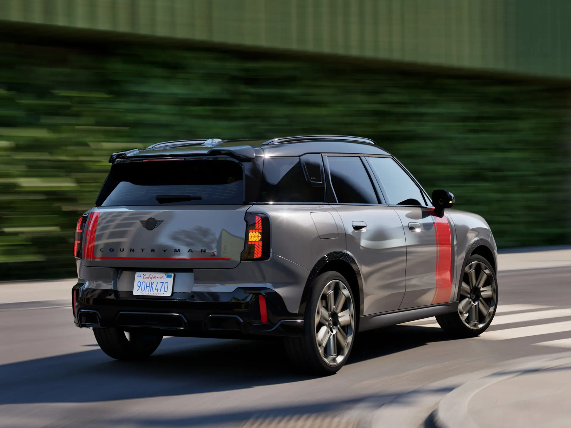 MINI Countryman med dinamično vožnjo skozi ovinek.