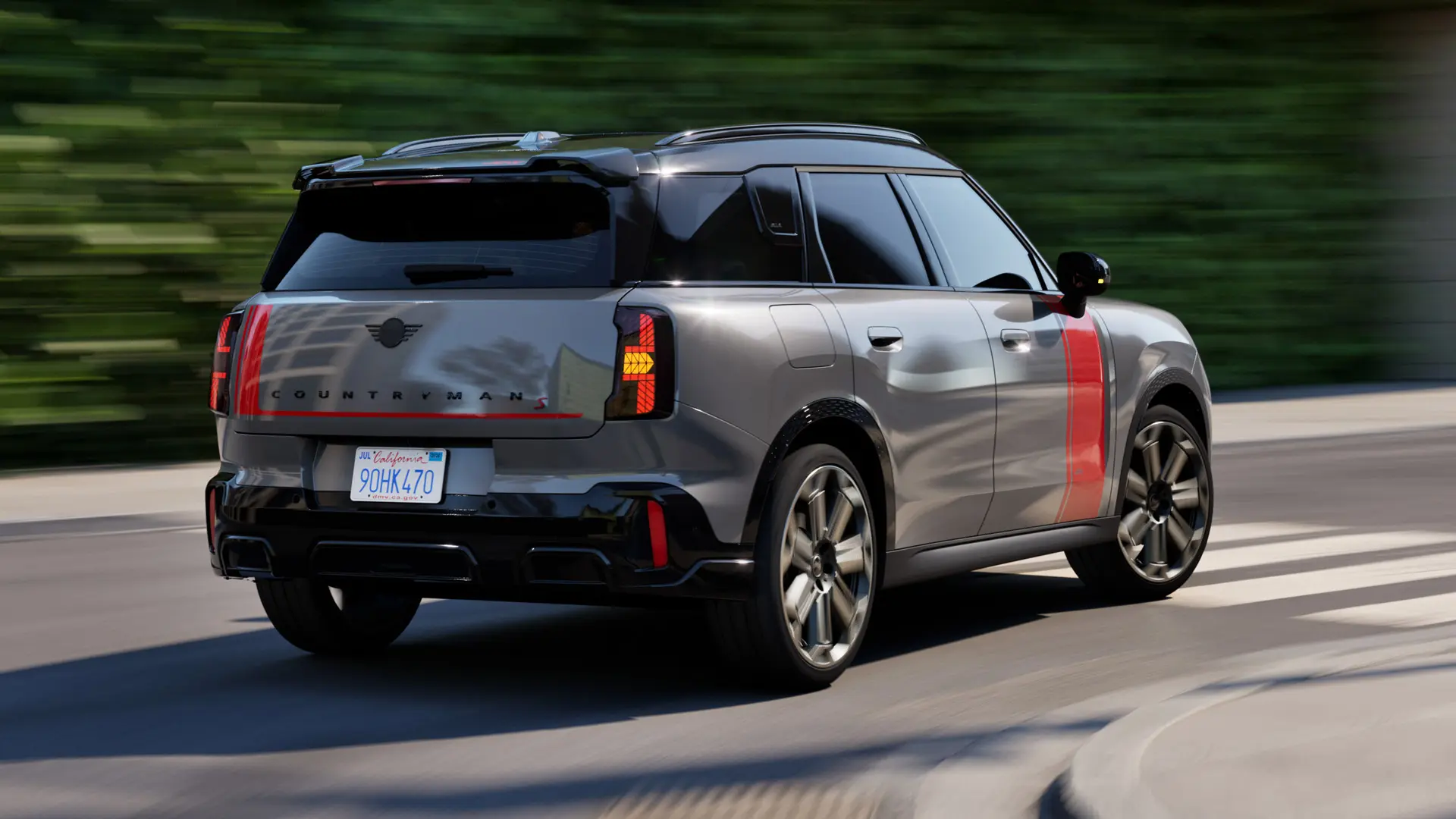 MINI Countryman med dinamično vožnjo skozi ovinek.