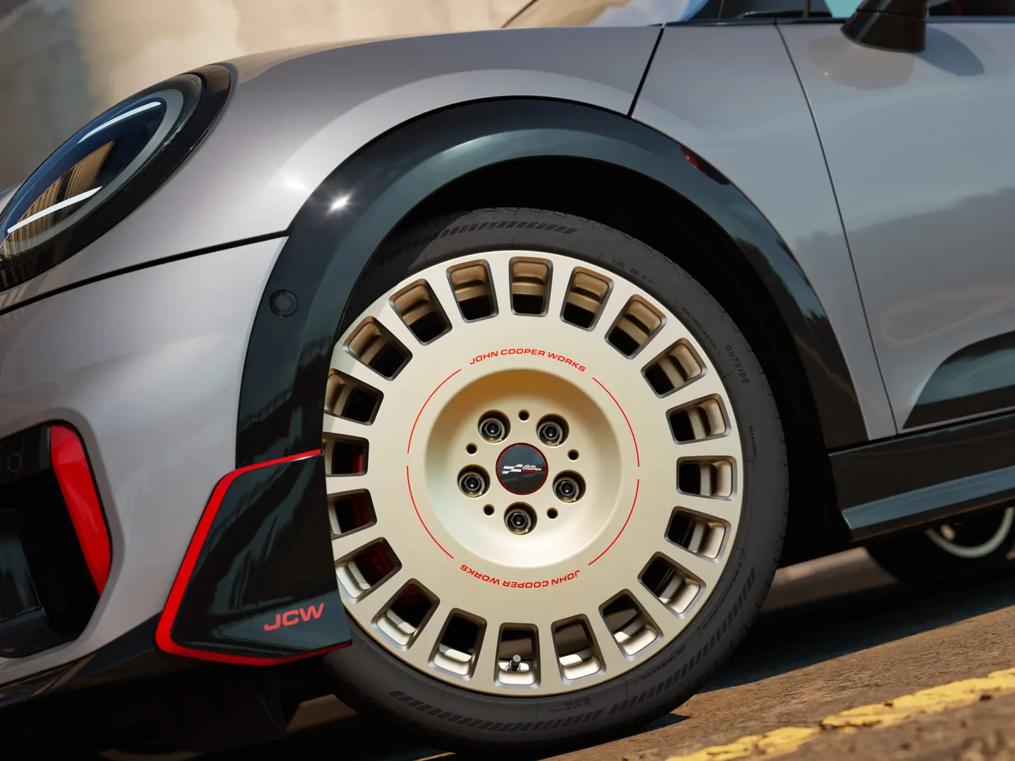 Bližnji posnetek 18-palčnega kolesa JCW Rallye Spoke 964 v dvobarvni kombinaciji Vibrant Silver z diamantno obdelavo in sprednjim zakrilcem.