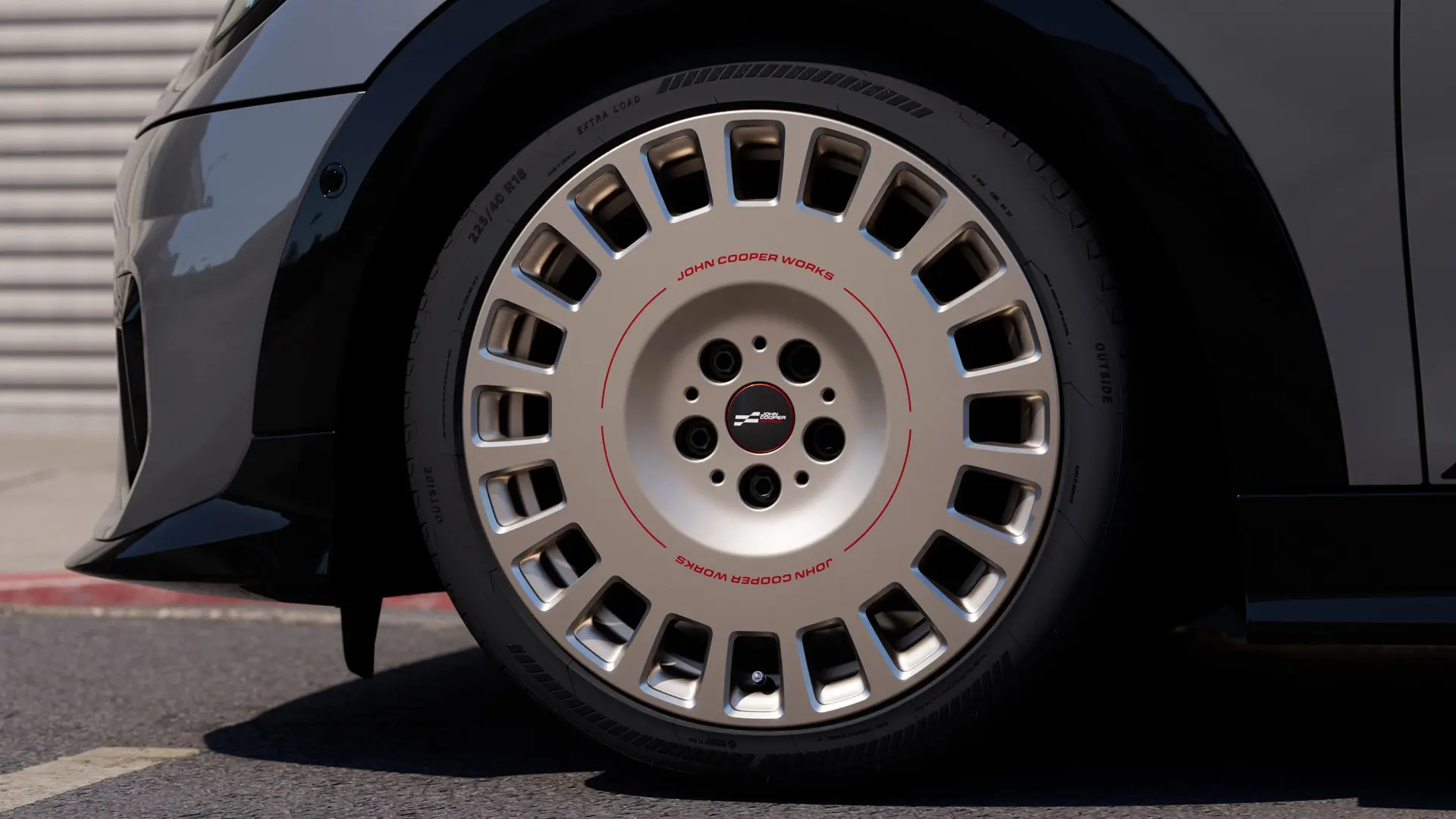 18-palčno platišče iz zlitine Rallye Spoke 964 za vozila MINI JCW v barvi Vibrant Silver z bolj masivno, zaprto zasnovo naper. 