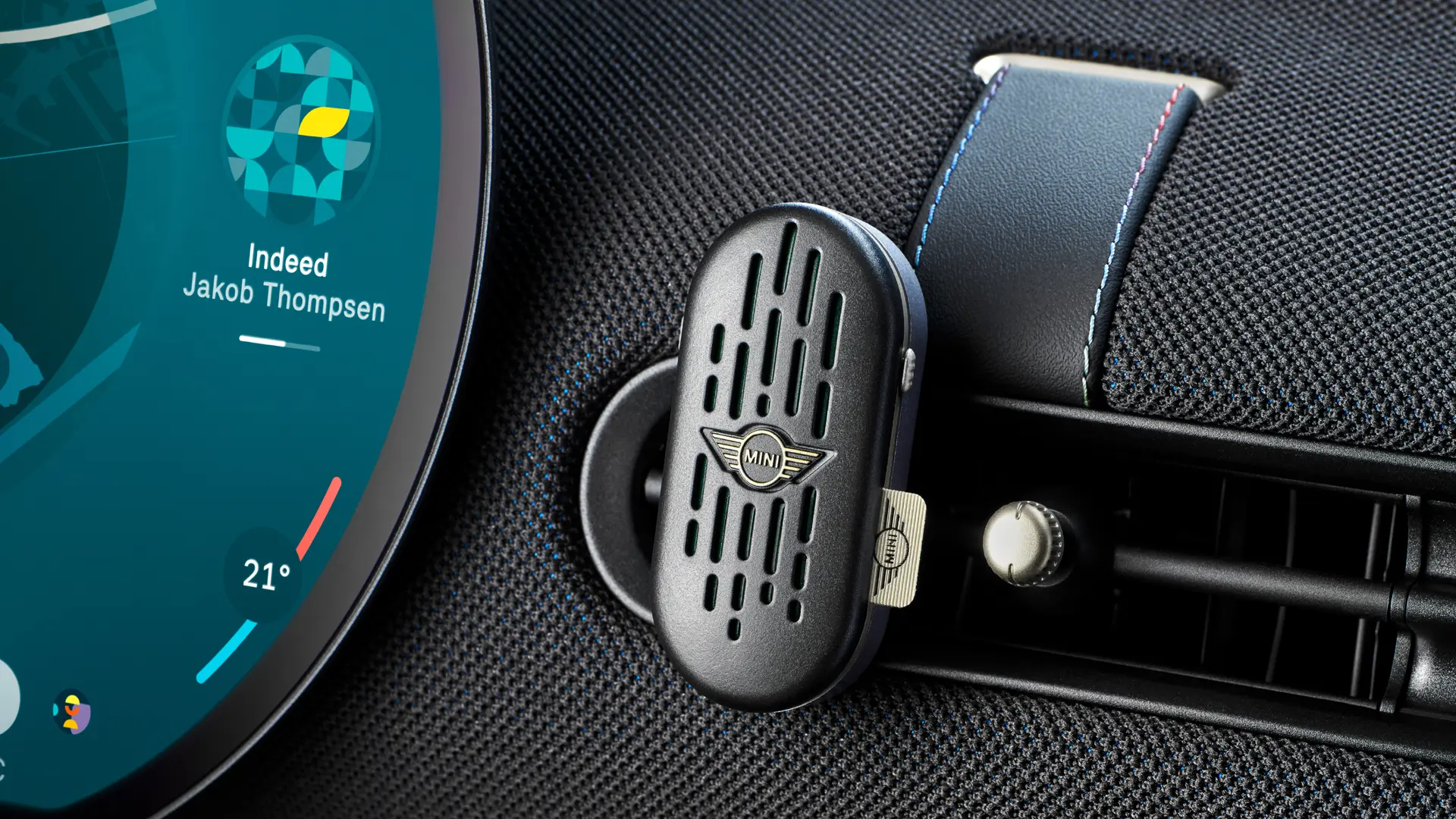 Notranjost MINI Aceman z okroglim OLED informacijsko-razvedrilnim zaslonom na dotik in osvežilcem zraka MINI na armaturni plošči.