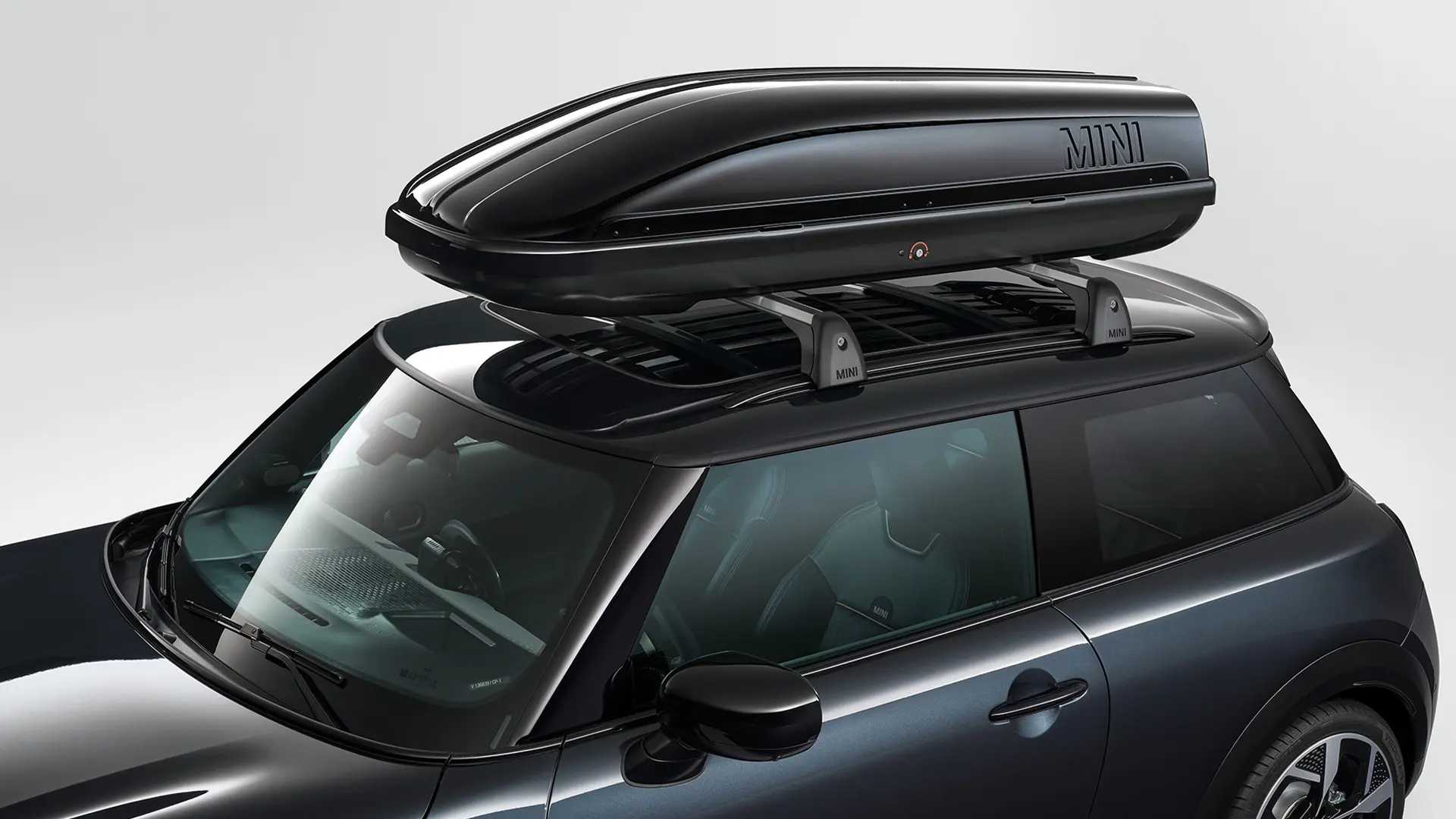 MINI Cooper 3-vratni v črni barvi s črnim strešnim kovčkom MINI 320.