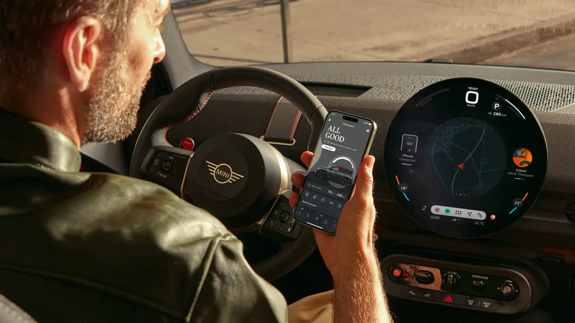 Voznik MINI uporablja aplikacijo MINI za navigacijske storitve v svojem telefonu.