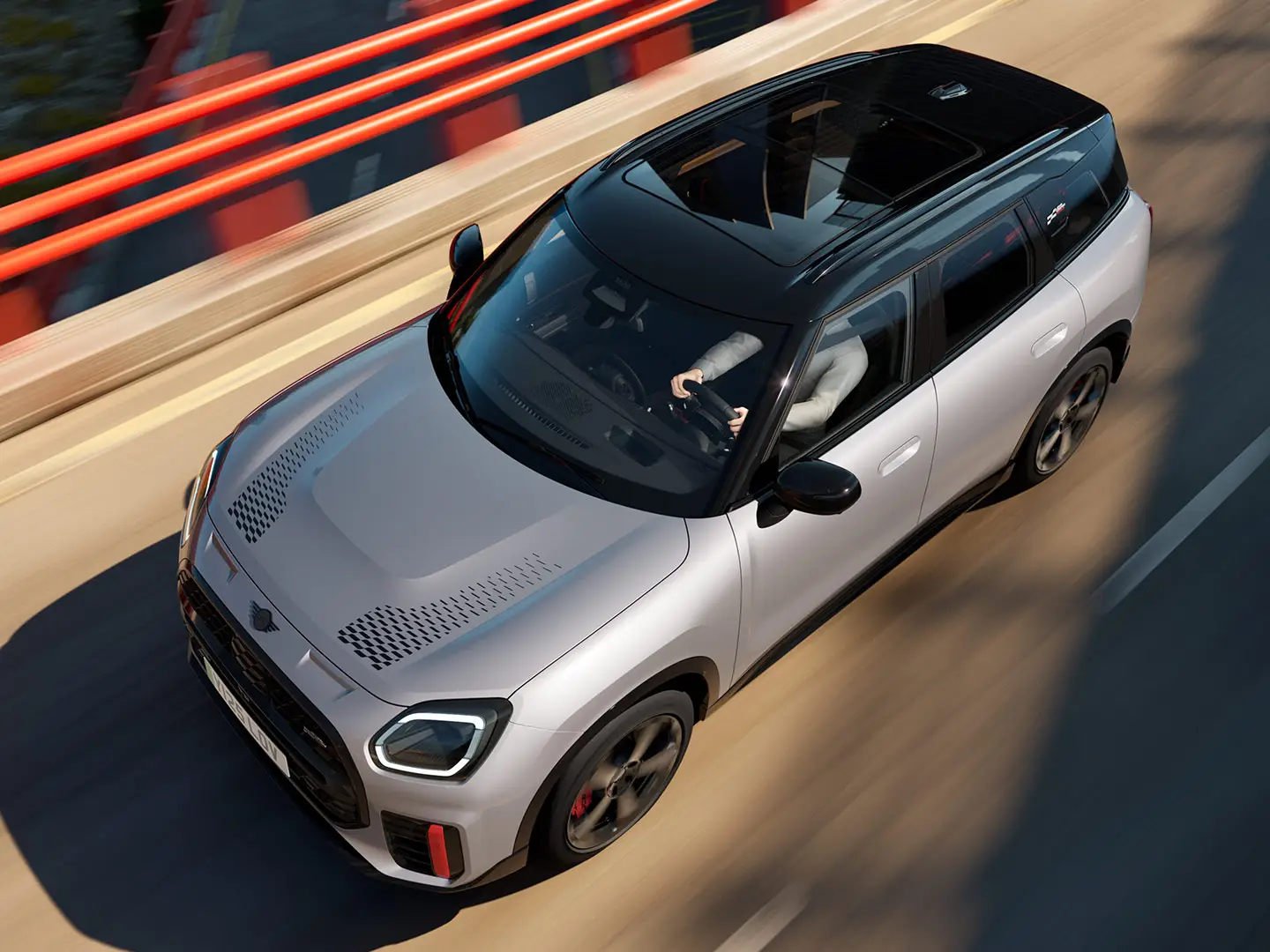 MINI Countryman John Cooper Works v barvi Melting Silver s črno streho in standardno opremo – pogled od spredaj.