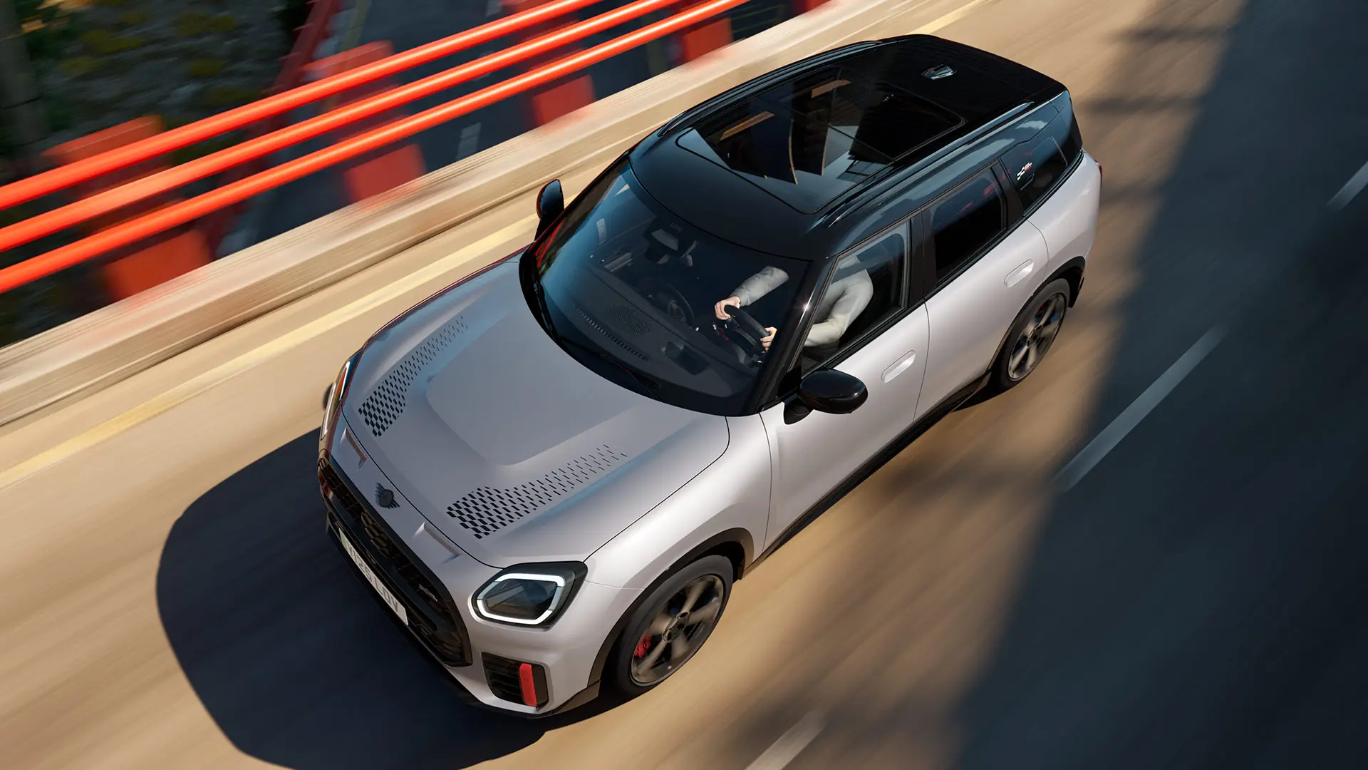 MINI Countryman John Cooper Works v barvi Melting Silver s črno streho in standardno opremo – pogled od spredaj.
